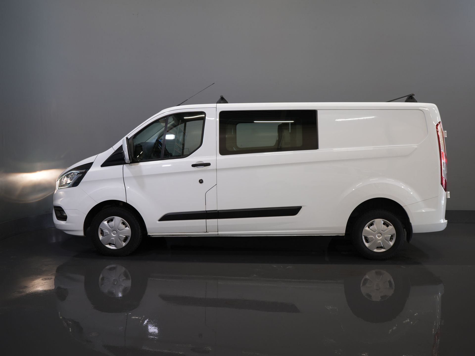 Ford Transit Custom Bestelbus 2.0 TDCI L2 Trend DC Dubbel Cabine BPM VRIJ! Stoelverw./ Carplay/ 2.7t Trekverm./ Navi/ PDC/ Cruise