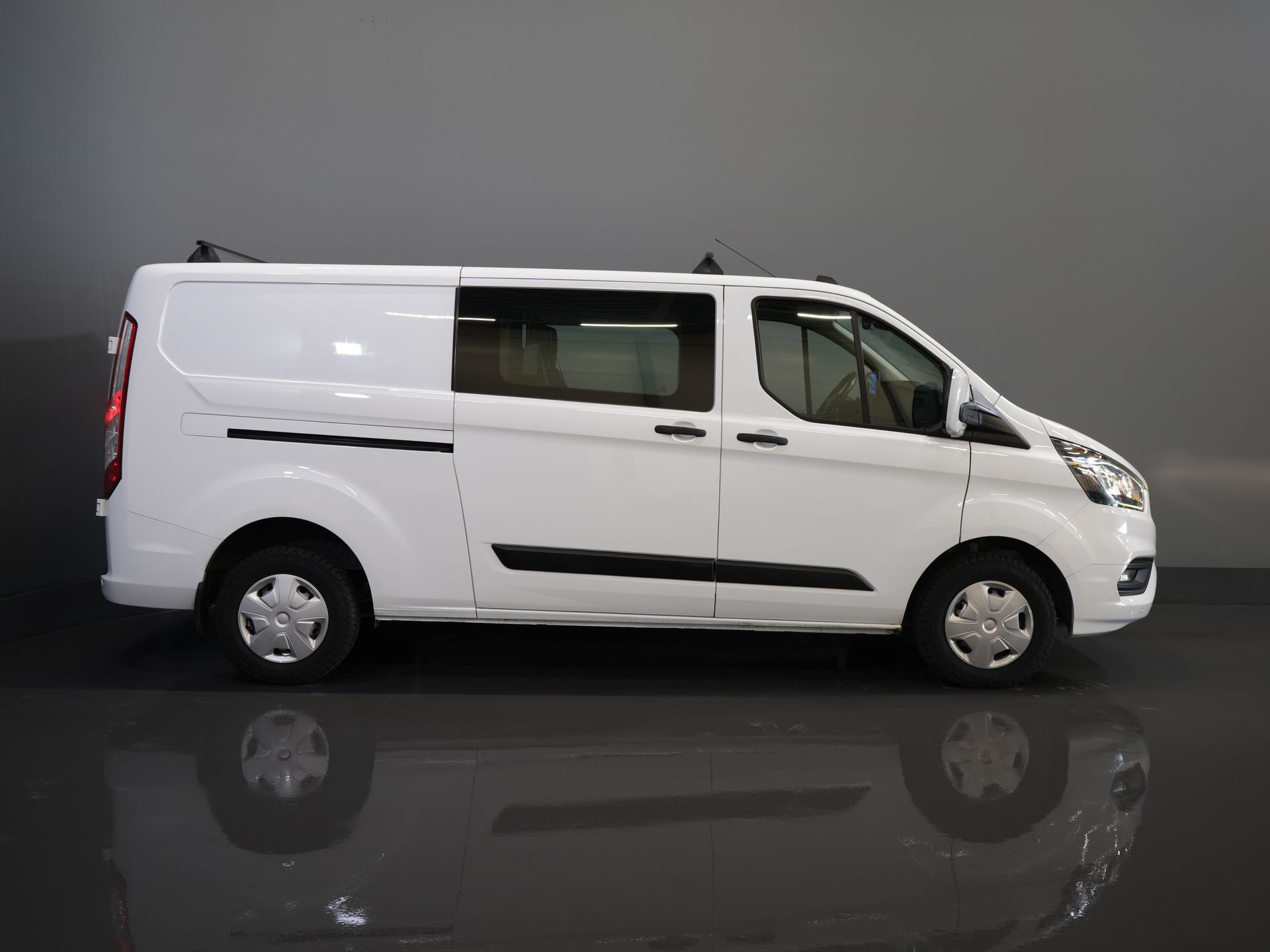 Ford Transit Custom Bestelbus 2.0 TDCI L2 Trend DC Dubbel Cabine BPM VRIJ! Stoelverw./ Carplay/ 2.7t Trekverm./ Navi/ PDC/ Cruise