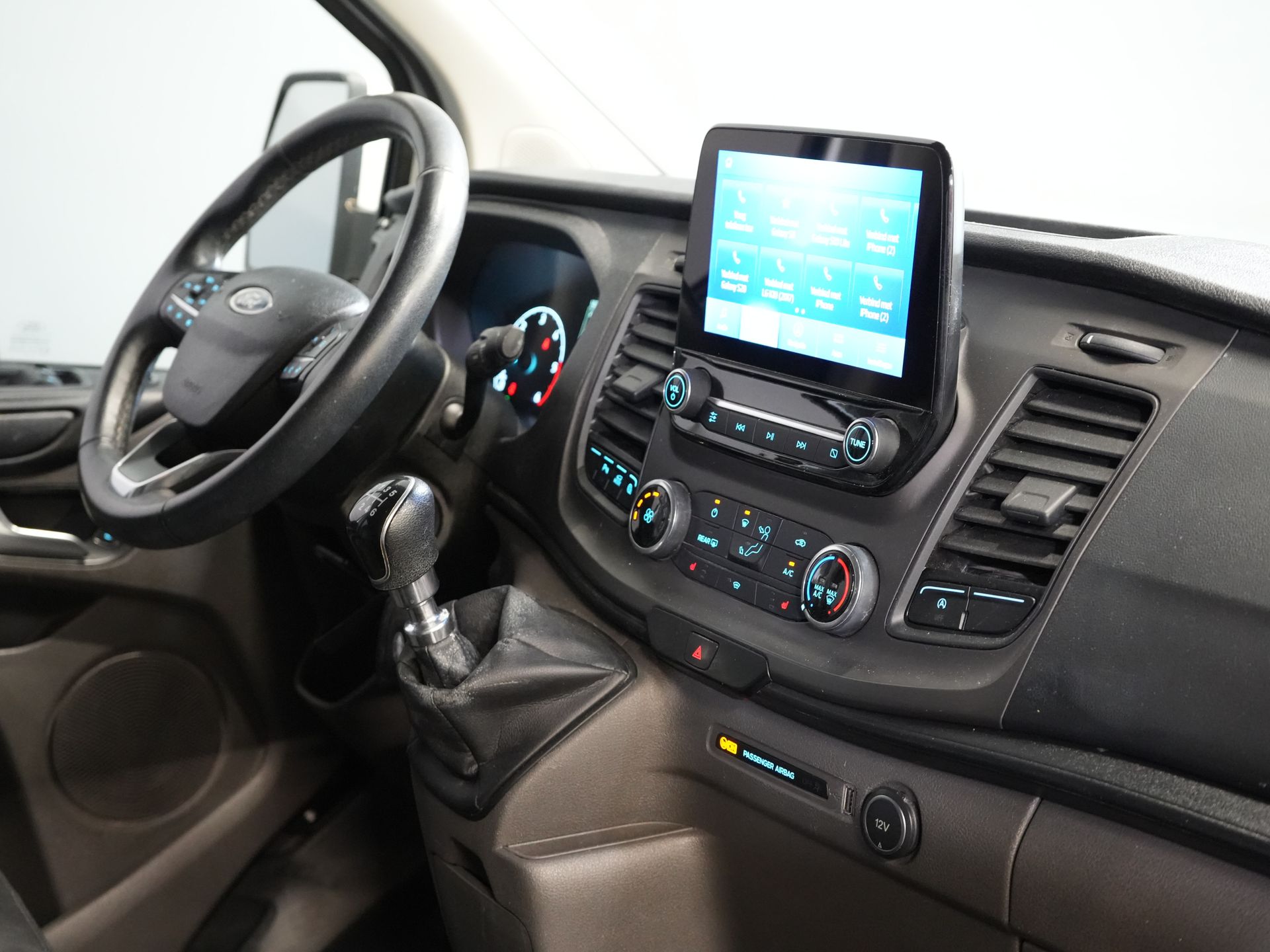 Ford Transit Custom Bestelbus 2.0 TDCI L2 Trend DC Dubbel Cabine BPM VRIJ! Stoelverw./ Carplay/ 2.7t Trekverm./ Navi/ PDC/ Cruise