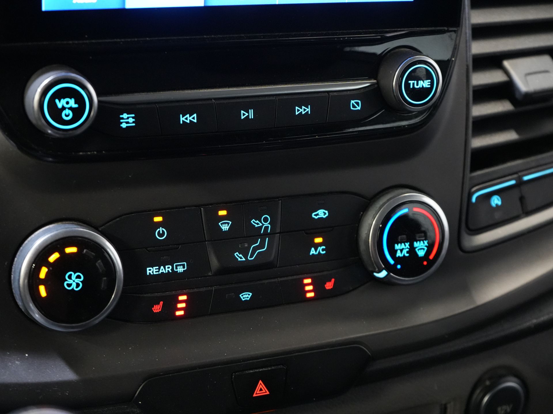 Ford Transit Custom Bestelbus 2.0 TDCI L2 Trend DC Dubbel Cabine BPM VRIJ! Stoelverw./ Carplay/ 2.7t Trekverm./ Navi/ PDC/ Cruise