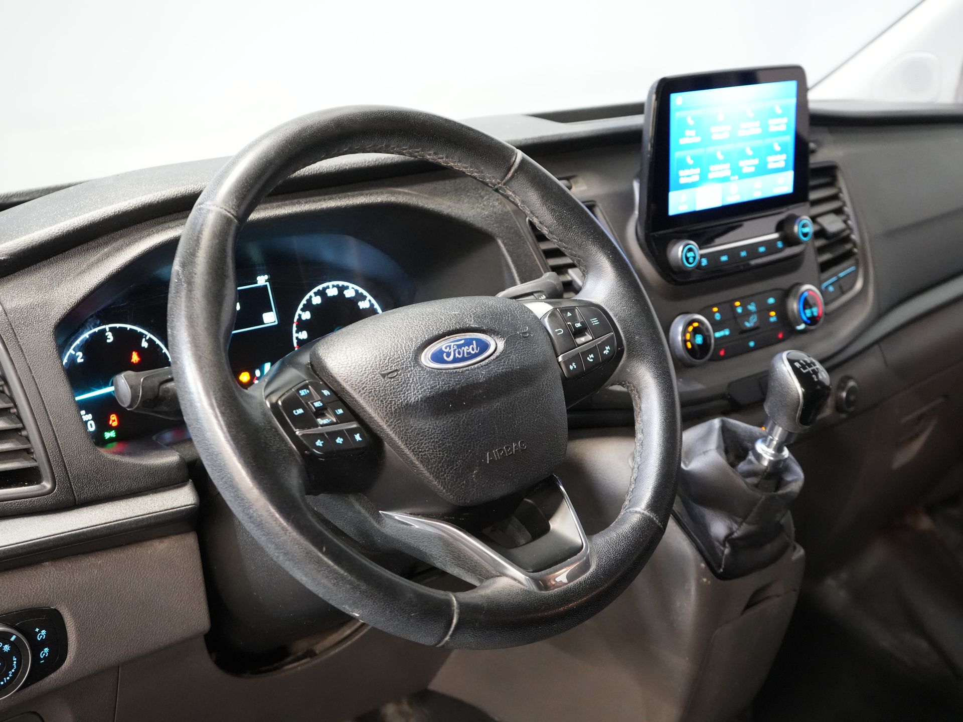 Ford Transit Custom Bestelbus 2.0 TDCI L2 Trend DC Dubbel Cabine BPM VRIJ! Stoelverw./ Carplay/ 2.7t Trekverm./ Navi/ PDC/ Cruise