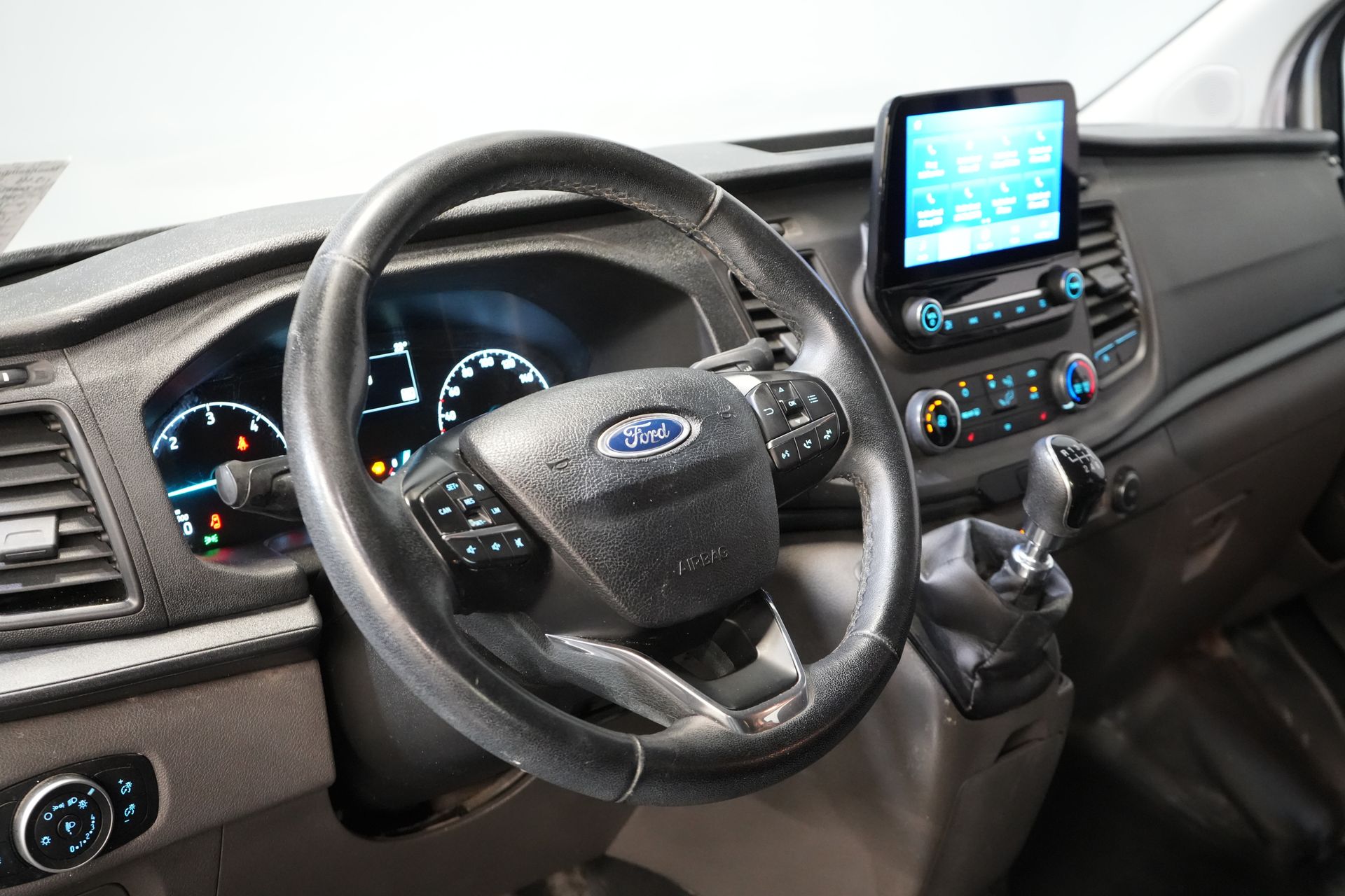 Ford Transit Custom Bestelbus 2.0 TDCI L2 Trend DC Dubbel Cabine BPM VRIJ! Stoelverw./ Carplay/ 2.7t Trekverm./ Navi/ PDC/ Cruise
