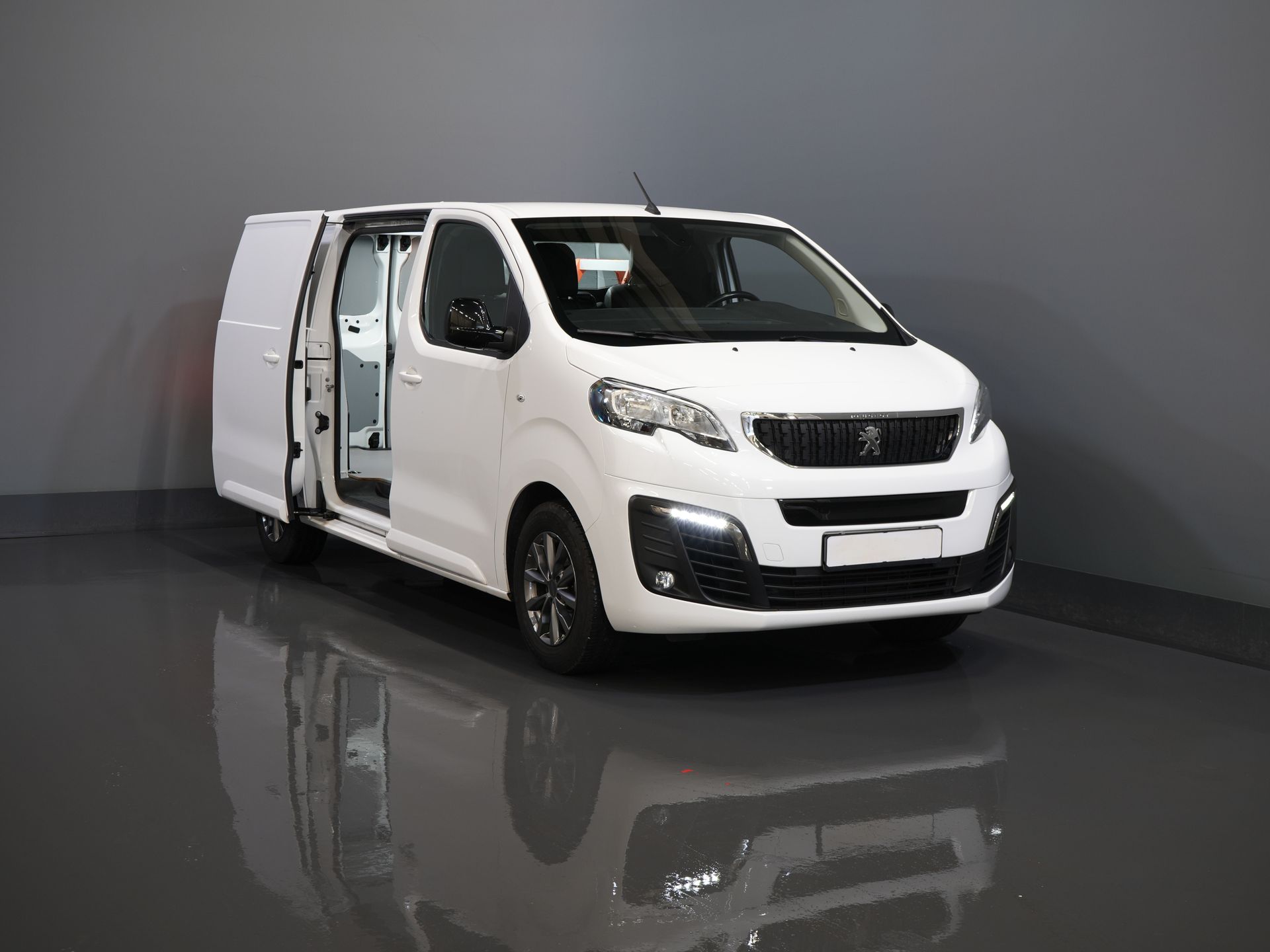 Peugeot e-Expert Van L2 75 кВт/год 330 км WLTP Швидка зарядка/ Сидіння/ Навігація/ Carplay/ Камера/ Клімат/ LMV/ Круїз