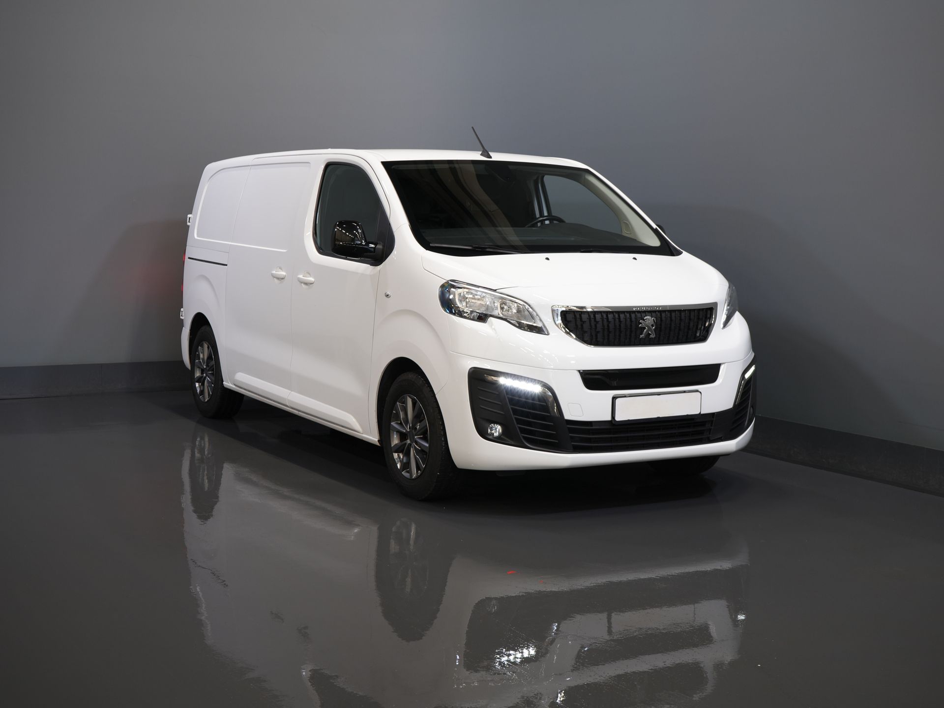 Peugeot e-Expert Van L2 75 кВт/год 330 км WLTP Швидка зарядка/ Сидіння/ Навігація/ Carplay/ Камера/ Клімат/ LMV/ Круїз