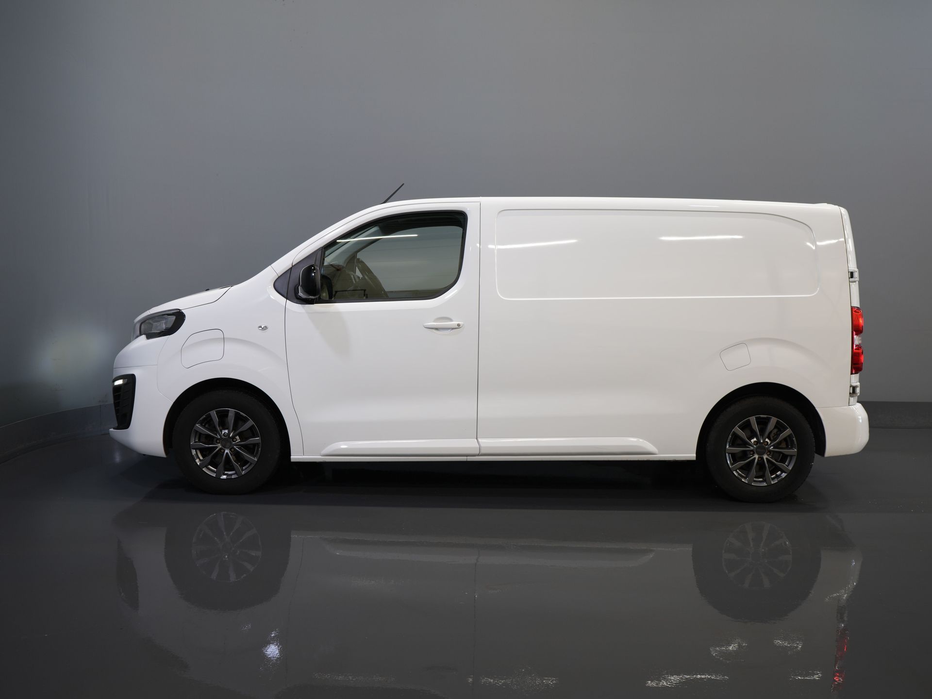 Peugeot e-Expert Van L2 75 кВт/год 330 км WLTP Швидка зарядка/ Сидіння/ Навігація/ Carplay/ Камера/ Клімат/ LMV/ Круїз