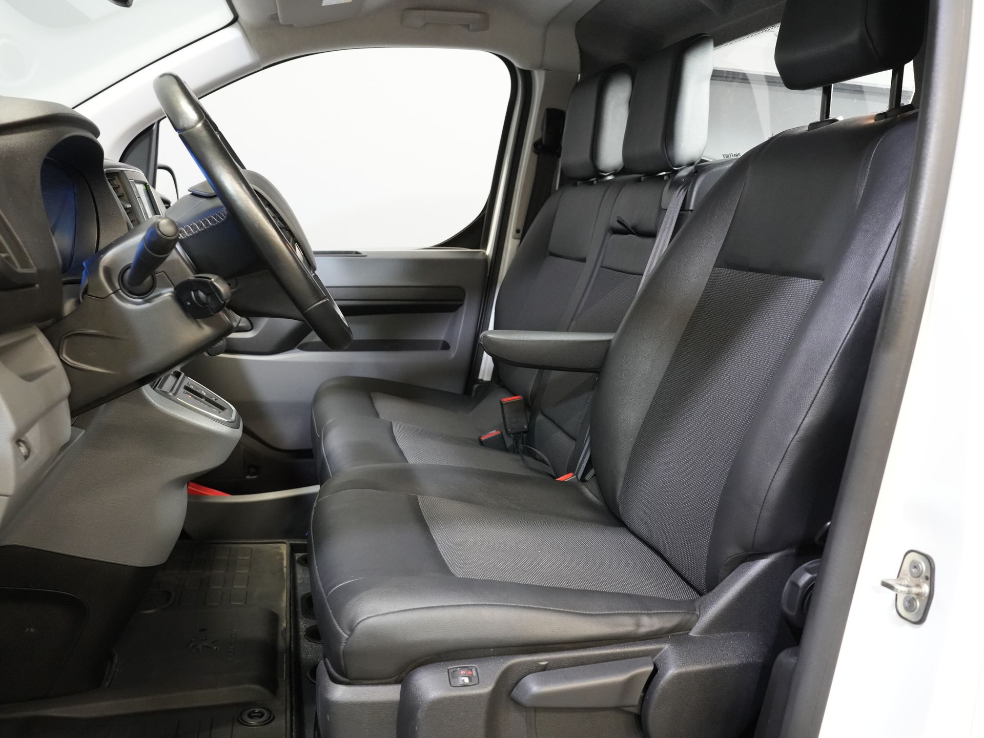 Peugeot e-Expert Van L2 75 кВт/год 330 км WLTP Швидка зарядка/ Сидіння/ Навігація/ Carplay/ Камера/ Клімат/ LMV/ Круїз