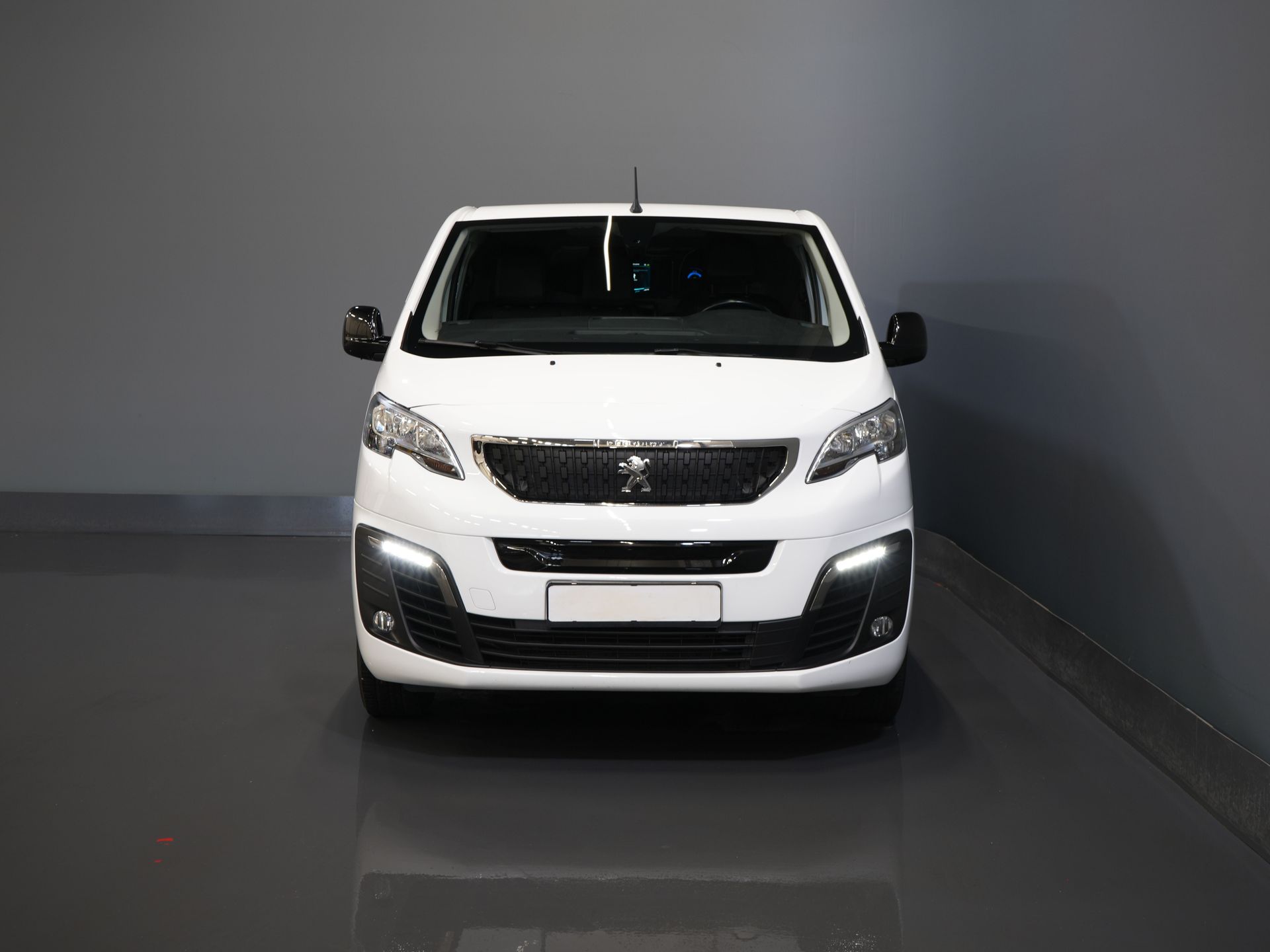 Peugeot e-Expert Van L2 75 кВт/год 330 км WLTP Швидка зарядка/ Сидіння/ Навігація/ Carplay/ Камера/ Клімат/ LMV/ Круїз