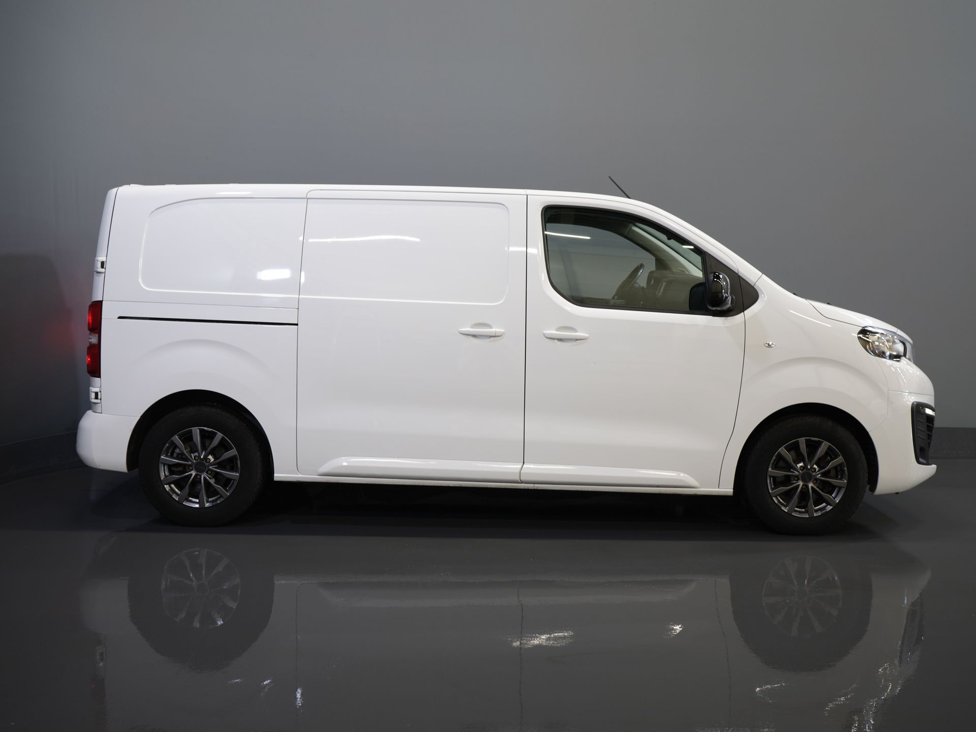 Peugeot e-Expert Van L2 75 кВт/год 330 км WLTP Швидка зарядка/ Сидіння/ Навігація/ Carplay/ Камера/ Клімат/ LMV/ Круїз