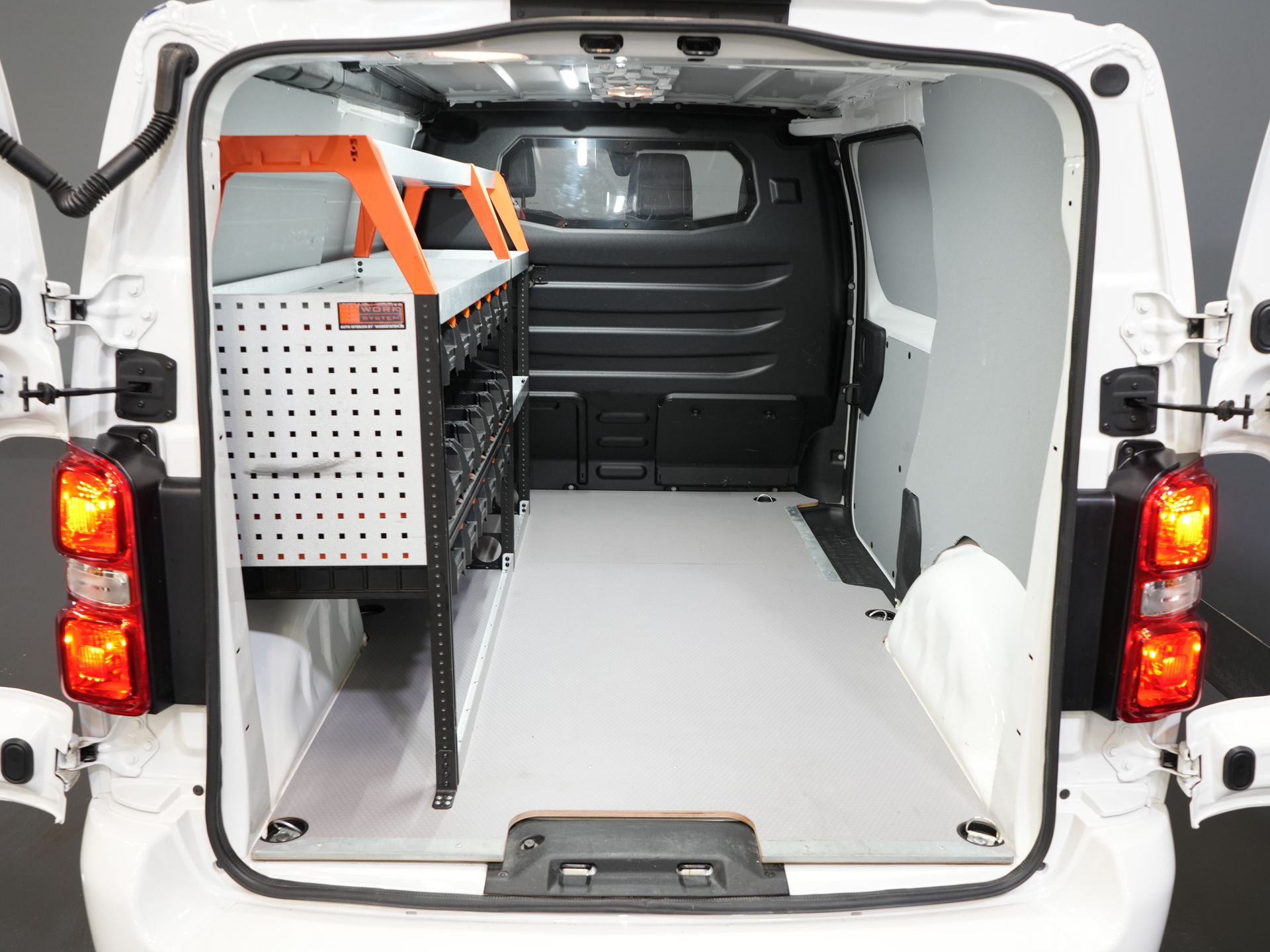 Peugeot e-Expert Van L2 75 кВт/год 330 км WLTP Швидка зарядка/ Сидіння/ Навігація/ Carplay/ Камера/ Клімат/ LMV/ Круїз