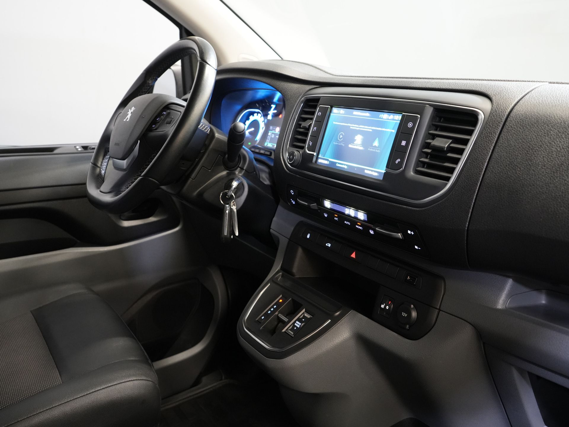 Peugeot e-Expert Van L2 75 кВт/год 330 км WLTP Швидка зарядка/ Сидіння/ Навігація/ Carplay/ Камера/ Клімат/ LMV/ Круїз