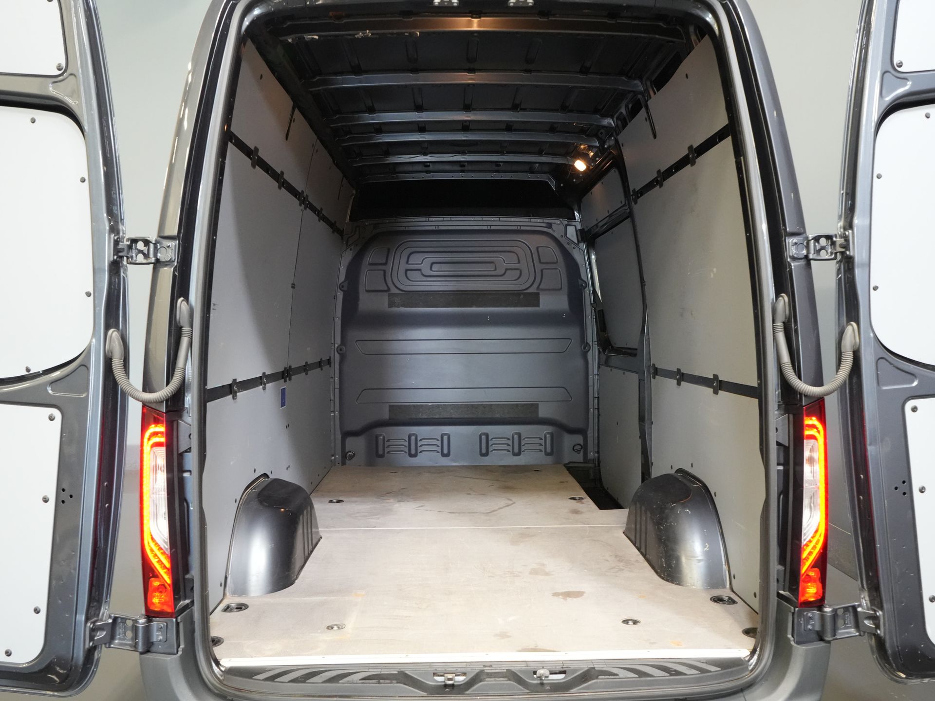 Mercedes-Benz Sprinter Van 317 CDI Aut. L2H2 LED/ Адапт.круїз/ Підігрів підставки/ Підігрів сидінь/ Carplay/ Камера/ Буксирний гак