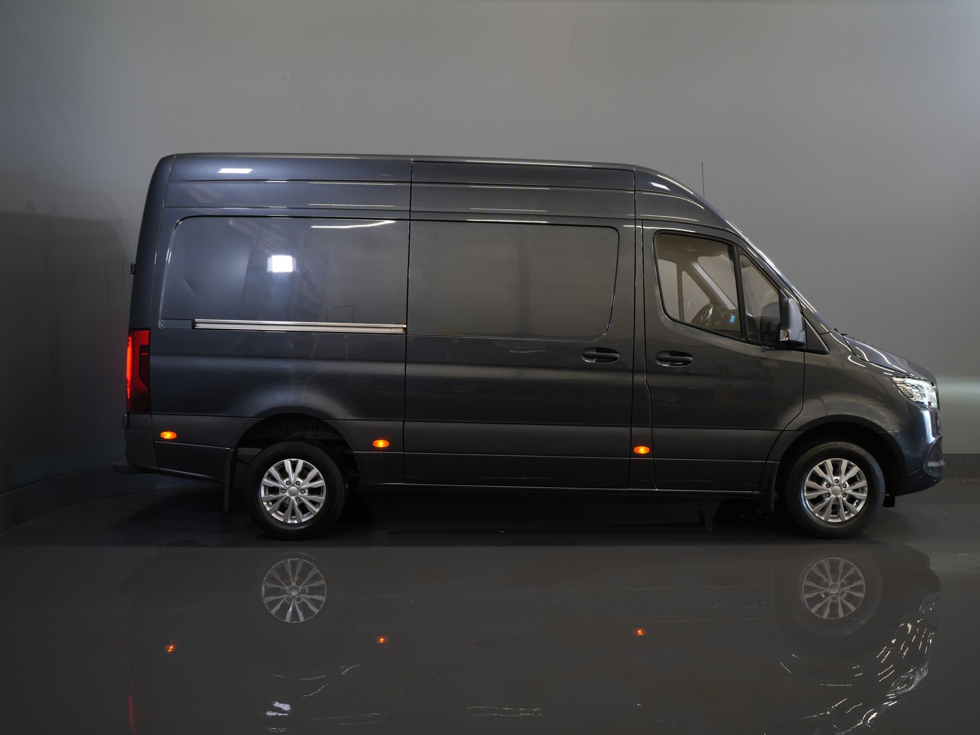 Mercedes-Benz Sprinter Van 317 CDI Aut. L2H2 LED/ Адапт.круїз/ Підігрів підставки/ Підігрів сидінь/ Carplay/ Камера/ Буксирний гак
