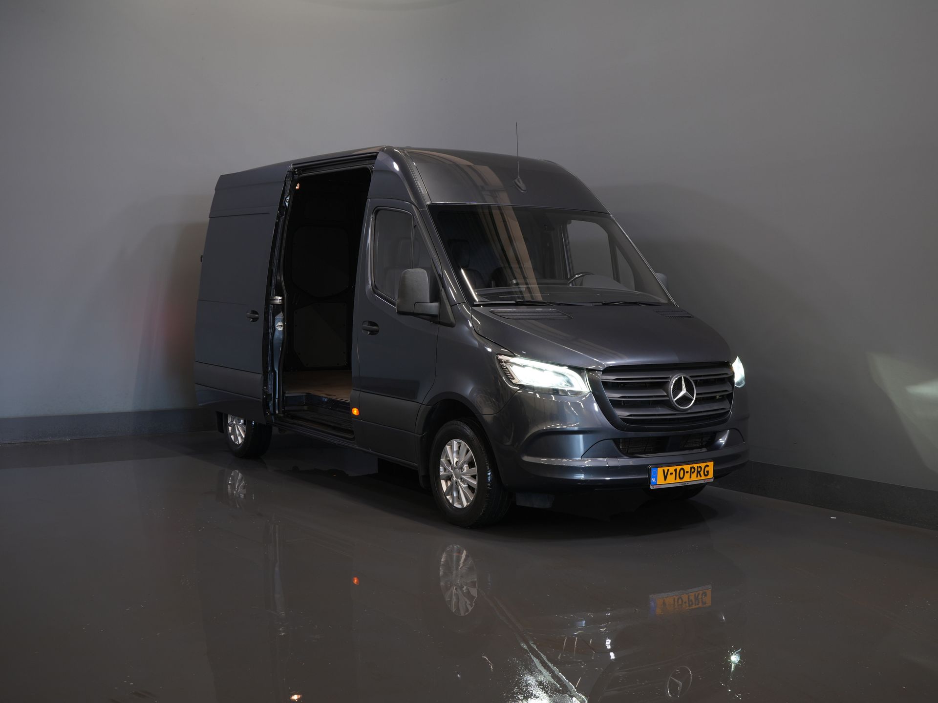 Mercedes-Benz Sprinter Van 317 CDI Aut. L2H2 LED/ Адапт.круїз/ Підігрів підставки/ Підігрів сидінь/ Carplay/ Камера/ Буксирний гак