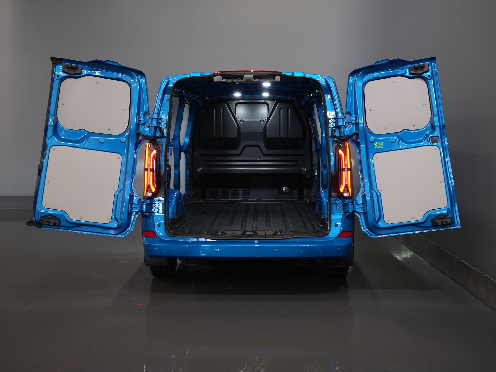 Ford E-Transit Custom Furgoneta 340 65 kWh 330 km WLTP L2 Garanție limitată 5 ani/ 2,3 t Capacitate de remorcare/ Încărcător rapid/ Matrix LED/ B&O/ Adapt.Cruise/ Încălzitor de standby/ Carplay