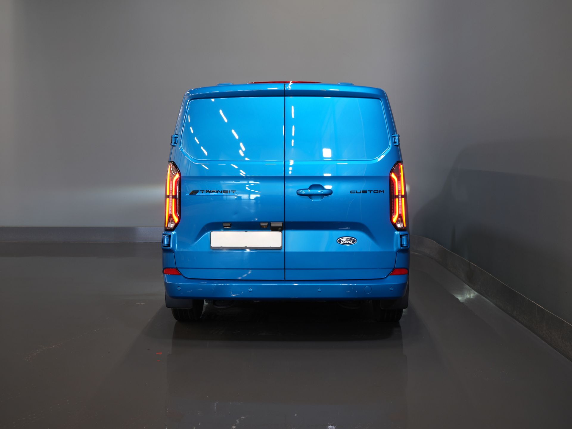 Ford E-Transit Custom Furgoneta 340 65 kWh 330 km WLTP L2 Garanție limitată 5 ani/ 2,3 t Capacitate de remorcare/ Încărcător rapid/ Matrix LED/ B&O/ Adapt.Cruise/ Încălzitor de standby/ Carplay