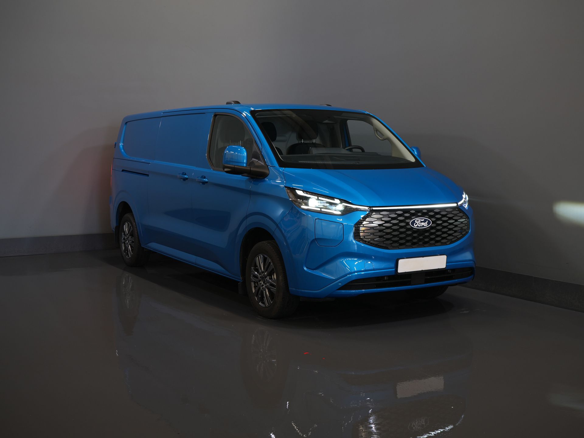Ford E-Transit Custom Furgoneta 340 65 kWh 330 km WLTP L2 Garanție limitată 5 ani/ 2,3 t Capacitate de remorcare/ Încărcător rapid/ Matrix LED/ B&O/ Adapt.Cruise/ Încălzitor de standby/ Carplay