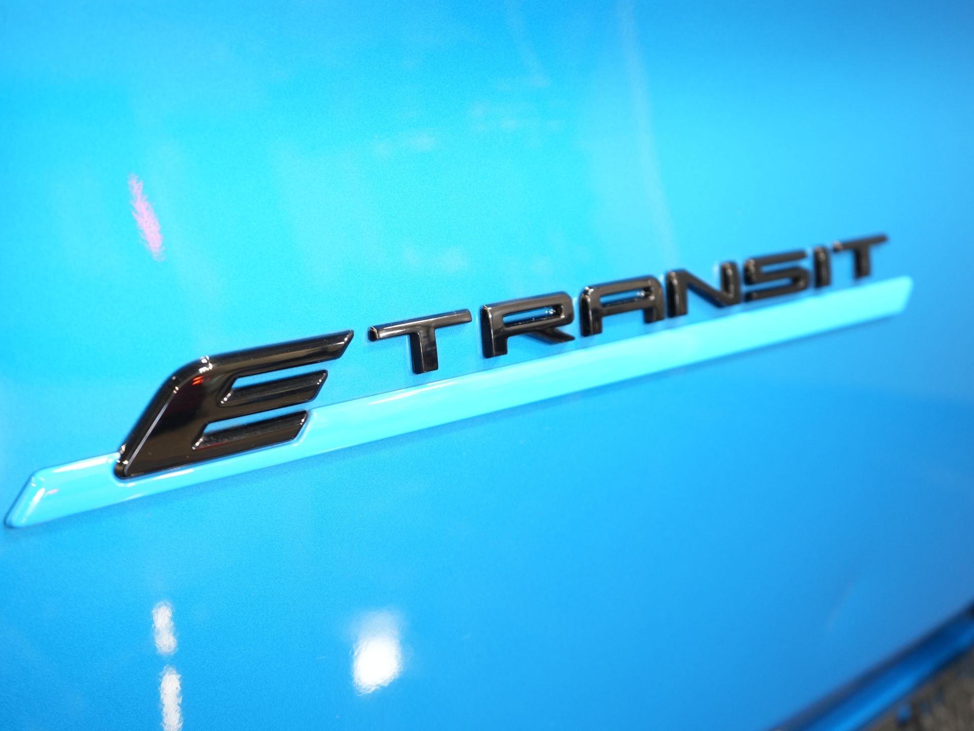 Ford E-Transit Custom Furgoneta 340 65 kWh 330 km WLTP L2 Garanție limitată 5 ani/ 2,3 t Capacitate de remorcare/ Încărcător rapid/ Matrix LED/ B&O/ Adapt.Cruise/ Încălzitor de standby/ Carplay