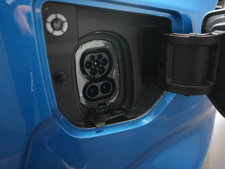 Ford E-Transit Custom Furgoneta 340 65 kWh 330 km WLTP L2 Garanție limitată 5 ani/ 2,3 t Capacitate de remorcare/ Încărcător rapid/ Matrix LED/ B&O/ Adapt.Cruise/ Încălzitor de standby/ Carplay