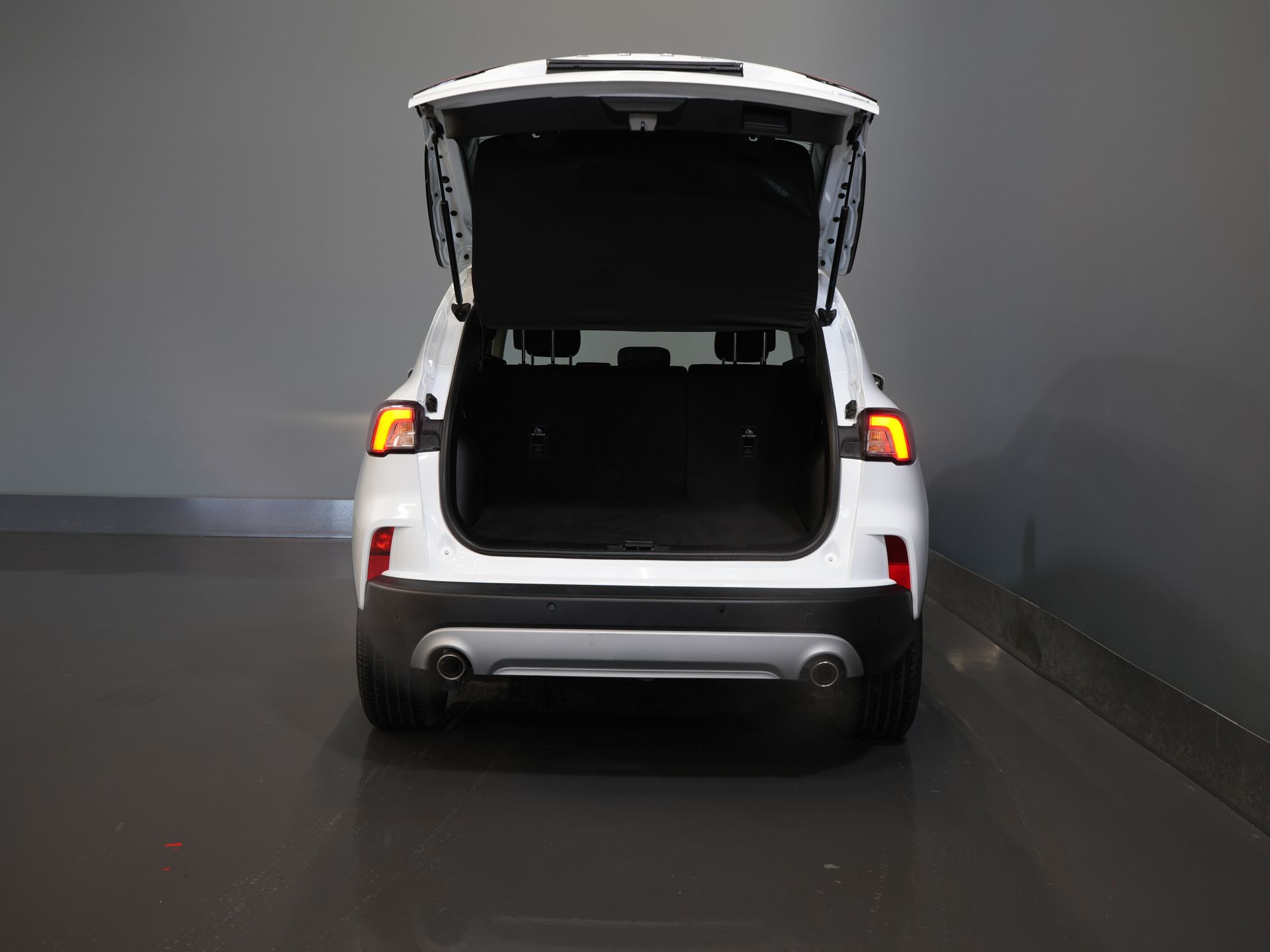 Ford Kuga SUV 2.5 PHEV 225 CV Titanium Navi/ Carplay/ Asientos calefactables/ Volante calefactable/ Cámara/ PDC/ Climatizador