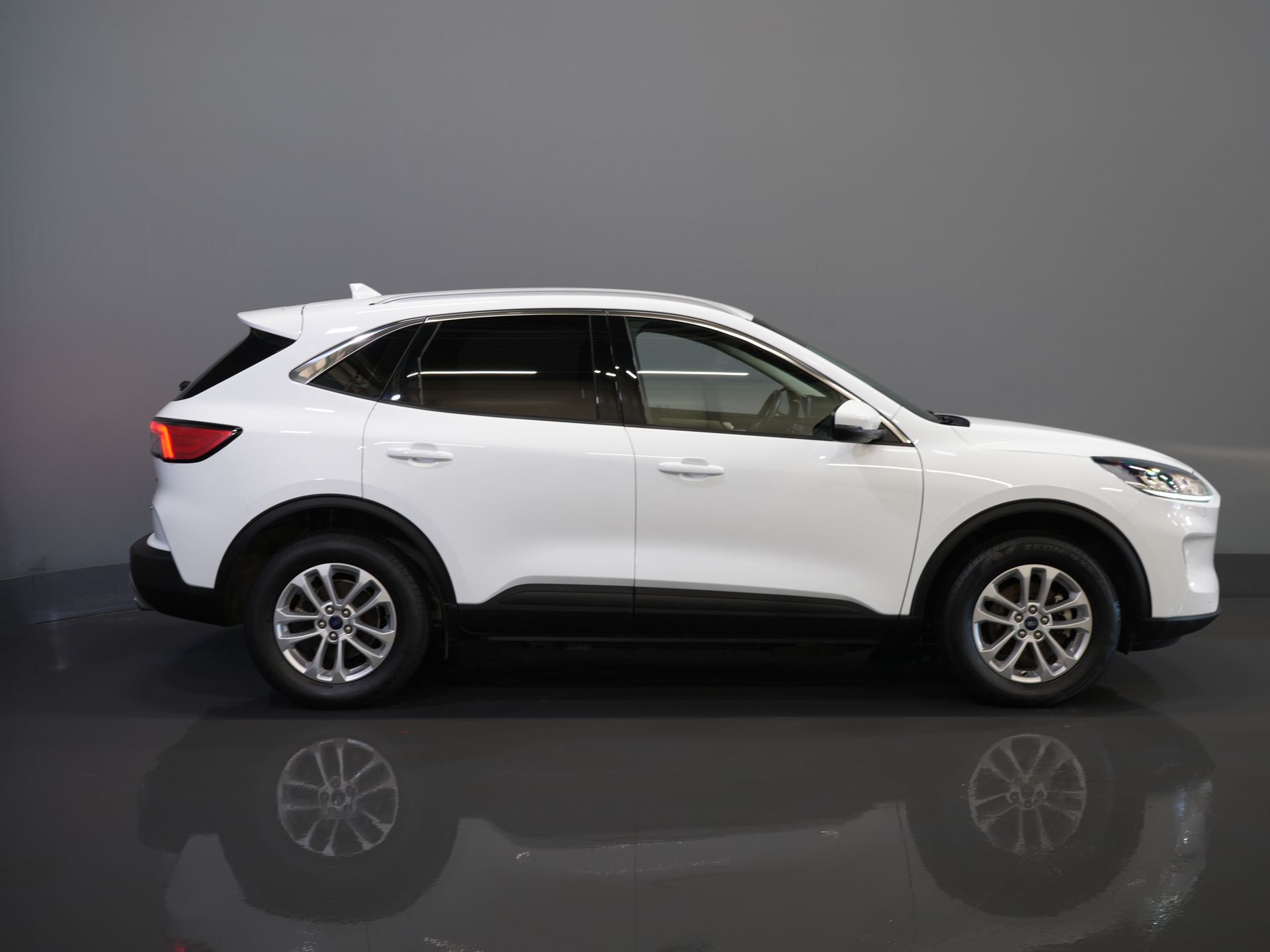 Ford Kuga SUV 2.5 PHEV 225 CV Titanium Navi/ Carplay/ Asientos calefactables/ Volante calefactable/ Cámara/ PDC/ Climatizador