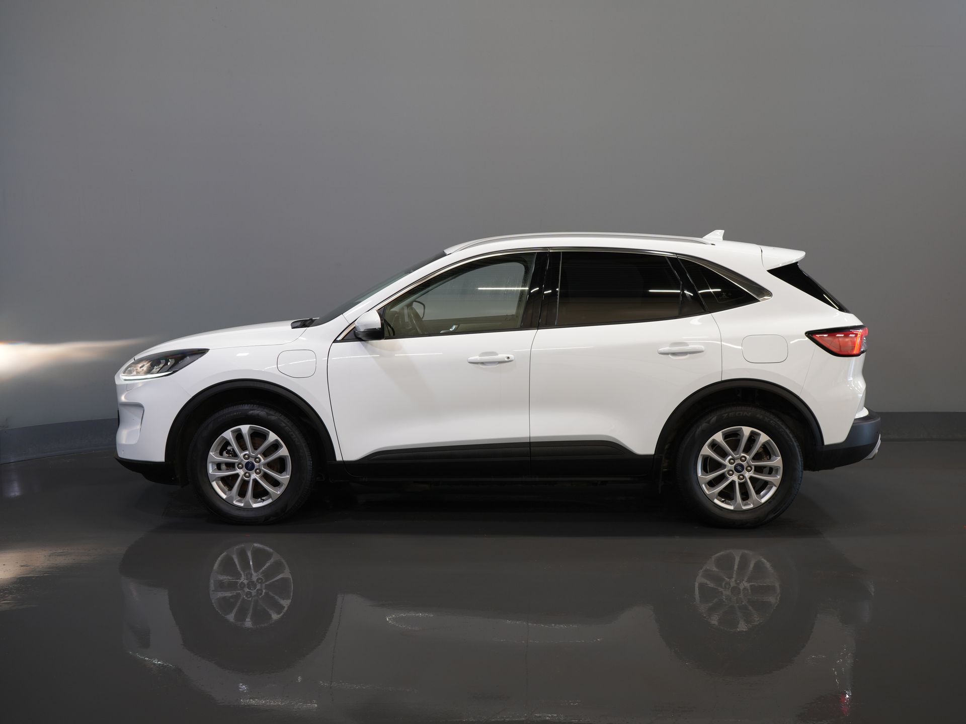 Ford Kuga SUV 2.5 PHEV 225 CV Titanium Navi/ Carplay/ Asientos calefactables/ Volante calefactable/ Cámara/ PDC/ Climatizador