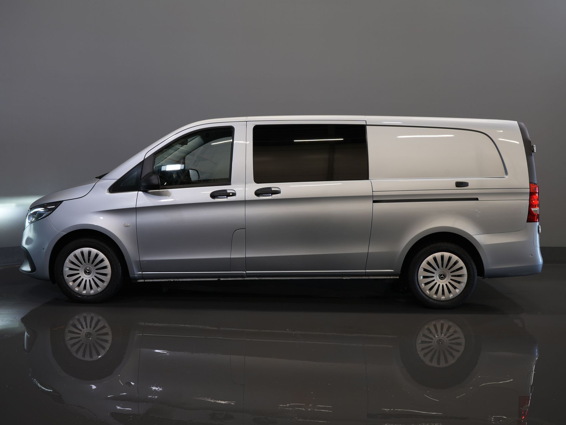 Mercedes-Benz Vito Bestelbus 116 CDI Aut. L3 DC Dubbel Cabine BPM VRIJ! 6 Pers./ 2xSchuifdeur/ LED/ Stoelverw./ 270Gr. Deuren/ Carplay/ Camera/ Cruise/ Trekh