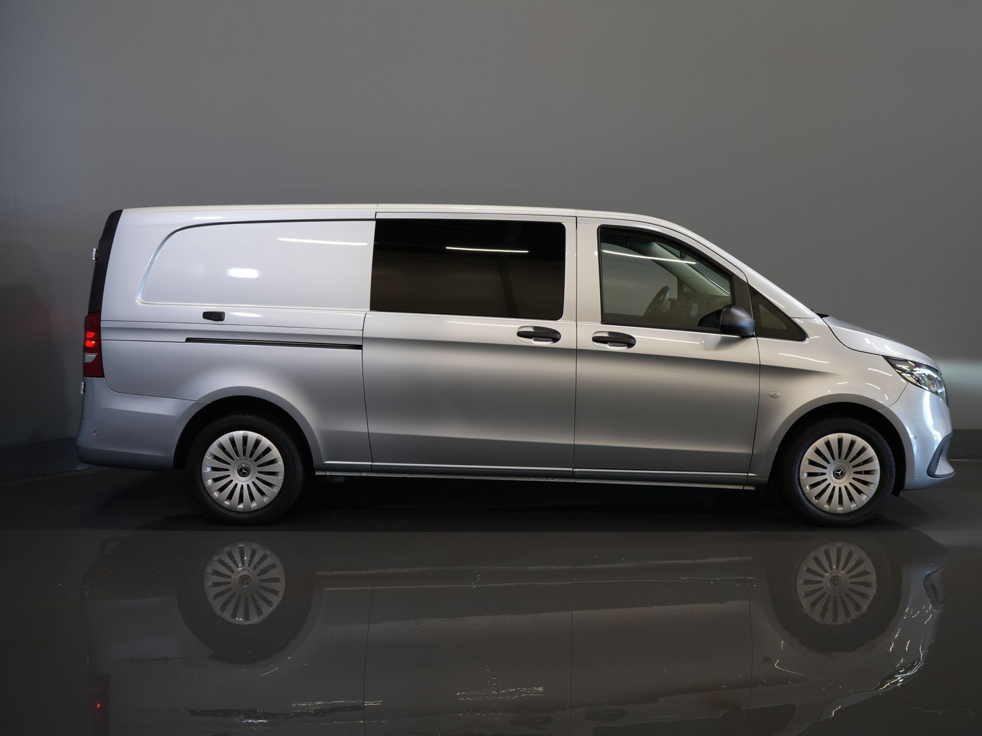 Mercedes-Benz Vito Bestelbus 116 CDI Aut. L3 DC Dubbel Cabine BPM VRIJ! 6 Pers./ 2xSchuifdeur/ LED/ Stoelverw./ 270Gr. Deuren/ Carplay/ Camera/ Cruise/ Trekh