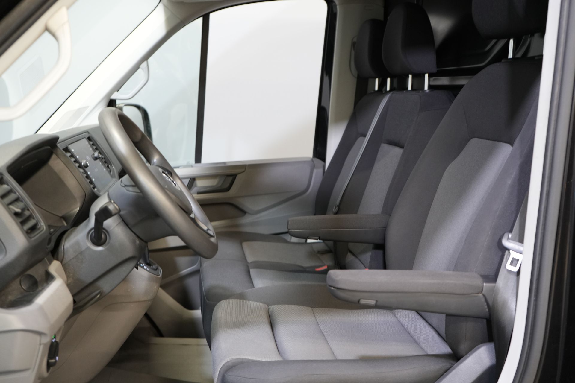 Volkswagen Crafter Van 50 2.0 TDI 180 hp Aut DSG BPM FREE ! Dual Air/ Portes 270Gr./Etage Gev./Carplay/ Navi/ Caméra/ Cruise/ PDC/ Barre d'attelage