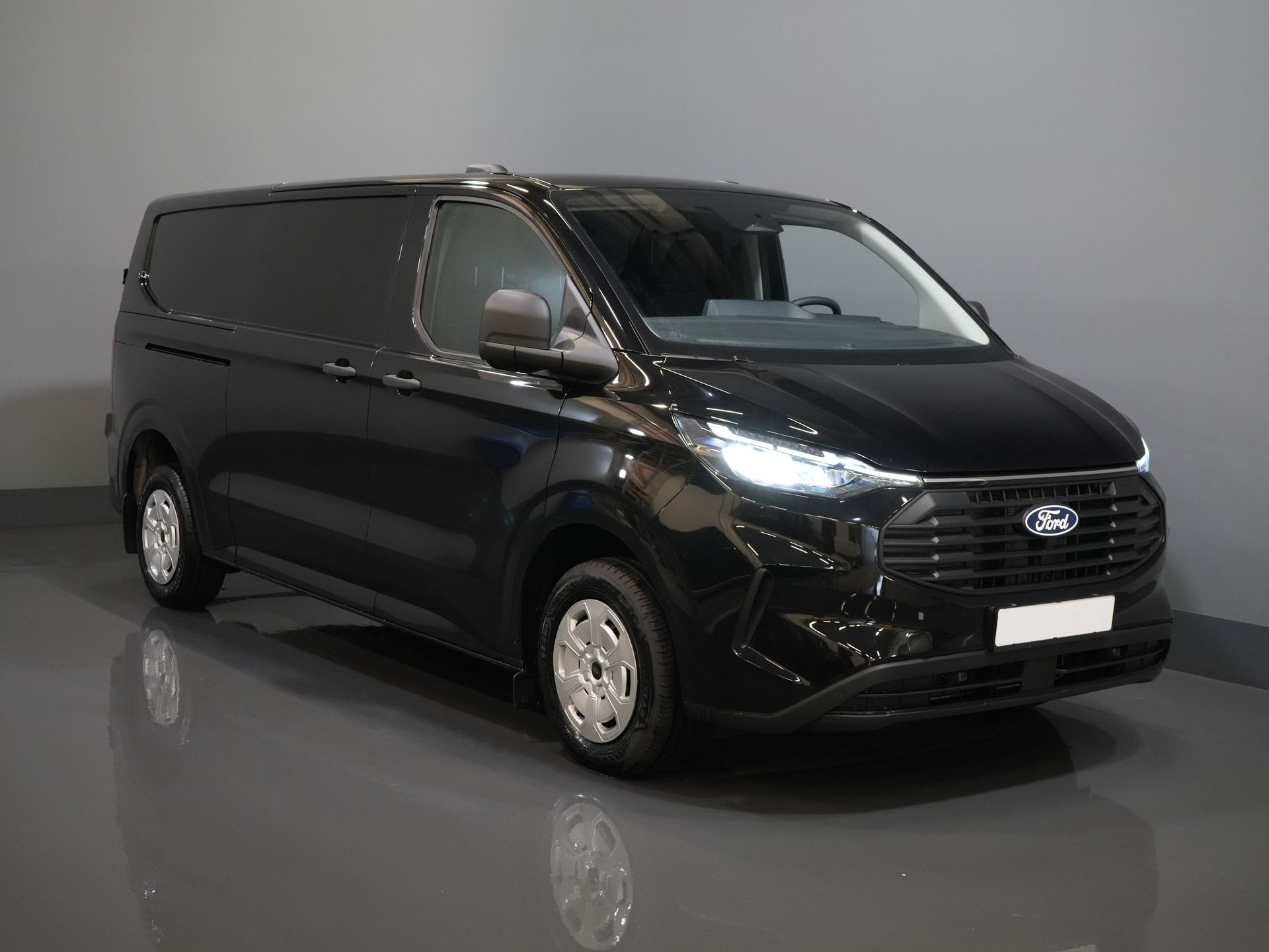 Ford Transit Custom Van 2.0 TDCI 135 к.с. Авт. L2 BPM БЕЗКОШТОВНО! 5J/ 200 000 км гарантії/ 2x зсувні двері/ 2.8т буксирувальний підсилювач/ Підігрів сидінь/ Carplay/ LED/ Камера/ PDC/... 