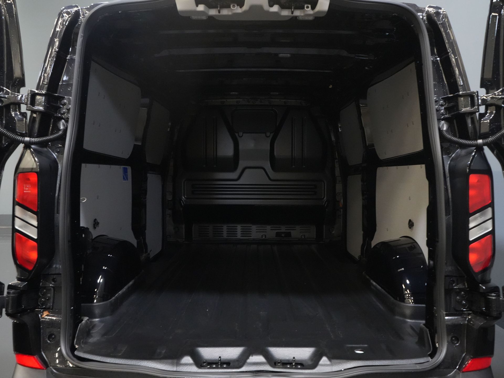 Ford Transit Custom Van 2.0 TDCI 135 к.с. Авт. L2 BPM БЕЗКОШТОВНО! 5J/ 200 000 км гарантії/ 2x зсувні двері/ 2.8т буксирувальний підсилювач/ Підігрів сидінь/ Carplay/ LED/ Камера/ PDC/... 