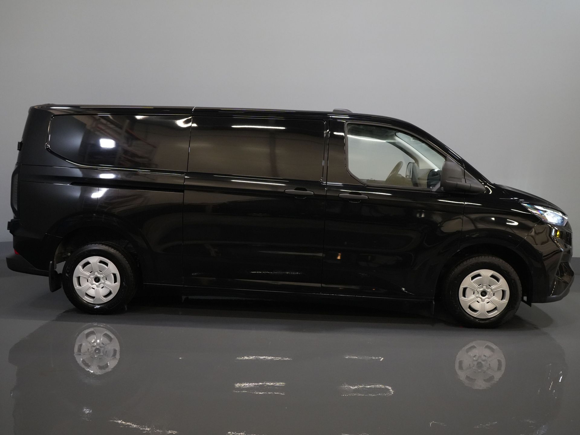 Ford Transit Custom Van 2.0 TDCI 135 к.с. Авт. L2 BPM БЕЗКОШТОВНО! 5J/ 200 000 км гарантії/ 2x зсувні двері/ 2.8т буксирувальний підсилювач/ Підігрів сидінь/ Carplay/ LED/ Камера/ PDC/... 