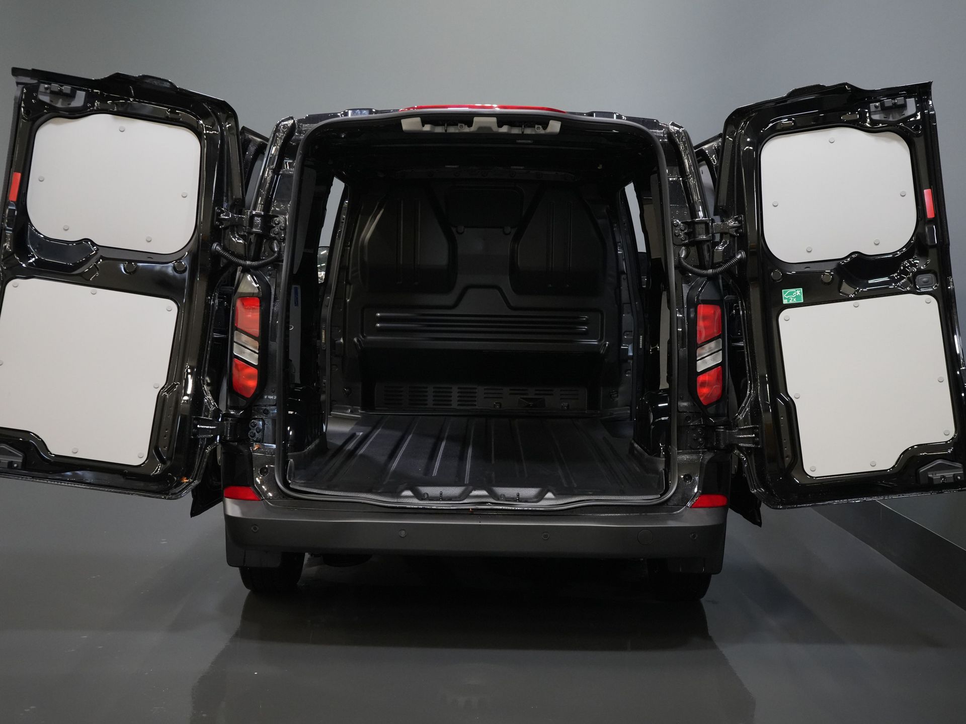 Ford Transit Custom Van 2.0 TDCI 135 к.с. Авт. L2 BPM БЕЗКОШТОВНО! 5J/ 200 000 км гарантії/ 2x зсувні двері/ 2.8т буксирувальний підсилювач/ Підігрів сидінь/ Carplay/ LED/ Камера/ PDC/... 