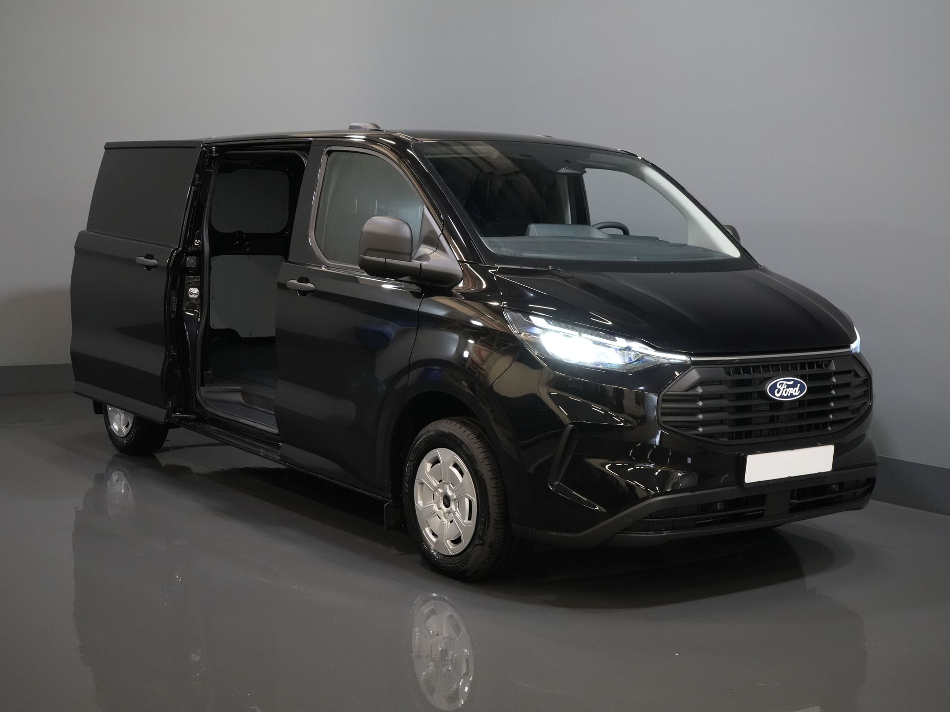Ford Transit Custom Van 2.0 TDCI 135 к.с. Авт. L2 BPM БЕЗКОШТОВНО! 5J/ 200 000 км гарантії/ 2x зсувні двері/ 2.8т буксирувальний підсилювач/ Підігрів сидінь/ Carplay/ LED/ Камера/ PDC/... 