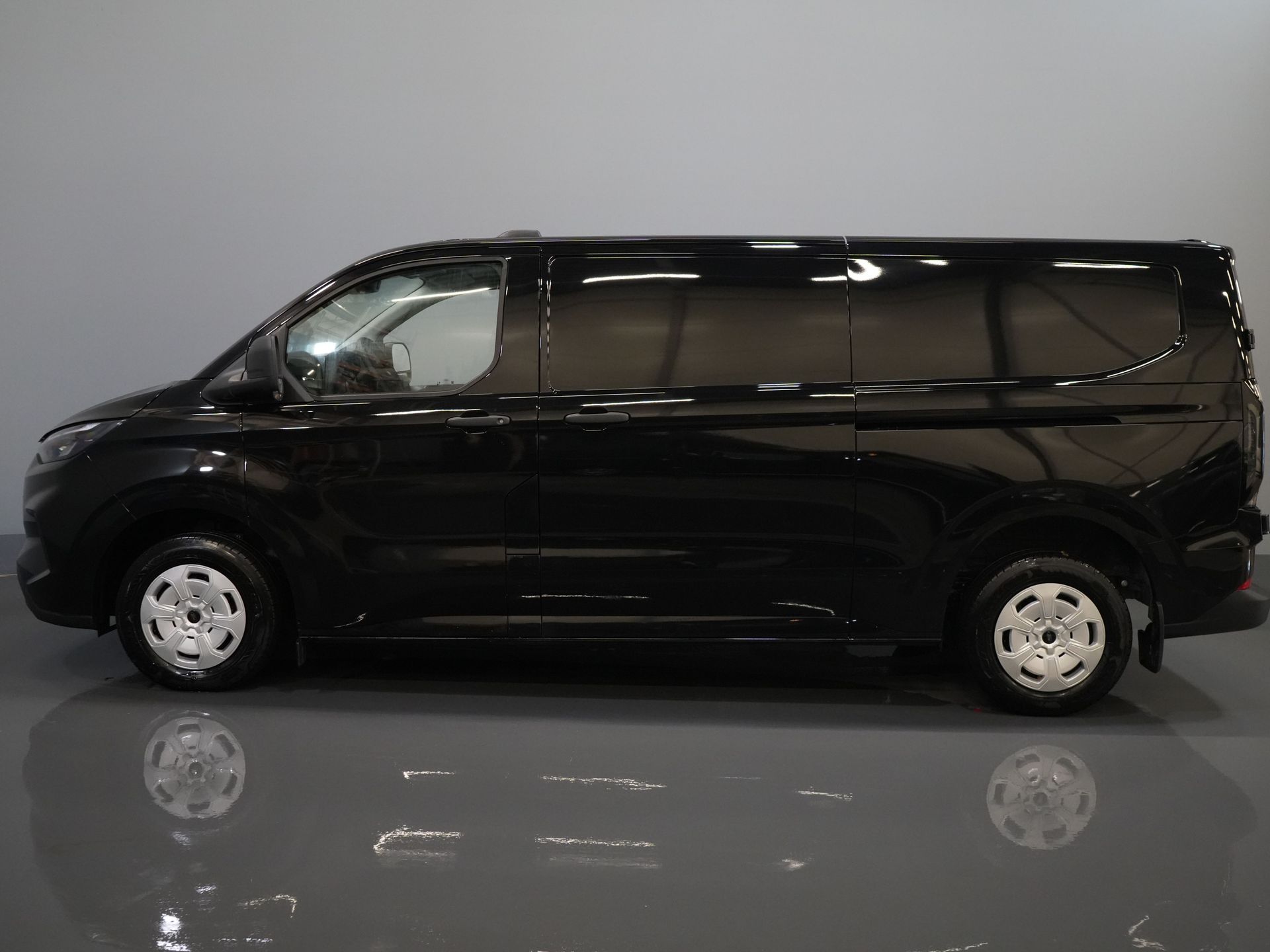 Ford Transit Custom Van 2.0 TDCI 135 к.с. Авт. L2 BPM БЕЗКОШТОВНО! 5J/ 200 000 км гарантії/ 2x зсувні двері/ 2.8т буксирувальний підсилювач/ Підігрів сидінь/ Carplay/ LED/ Камера/ PDC/... 