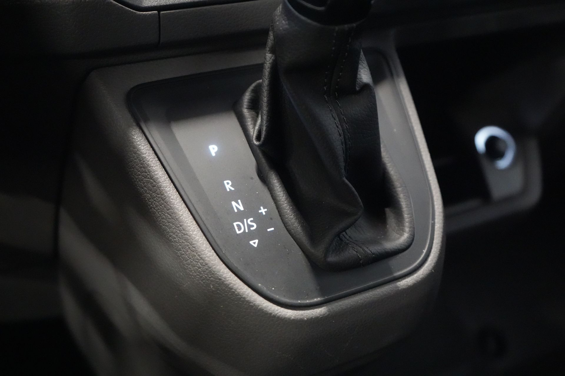 MAN TGE Van 35 2.0 140 CP DSG Aut. L3H3 hayon/ 270Gr. uși/ Gev.stoel/ Carplay/ Cameră/ Cruise