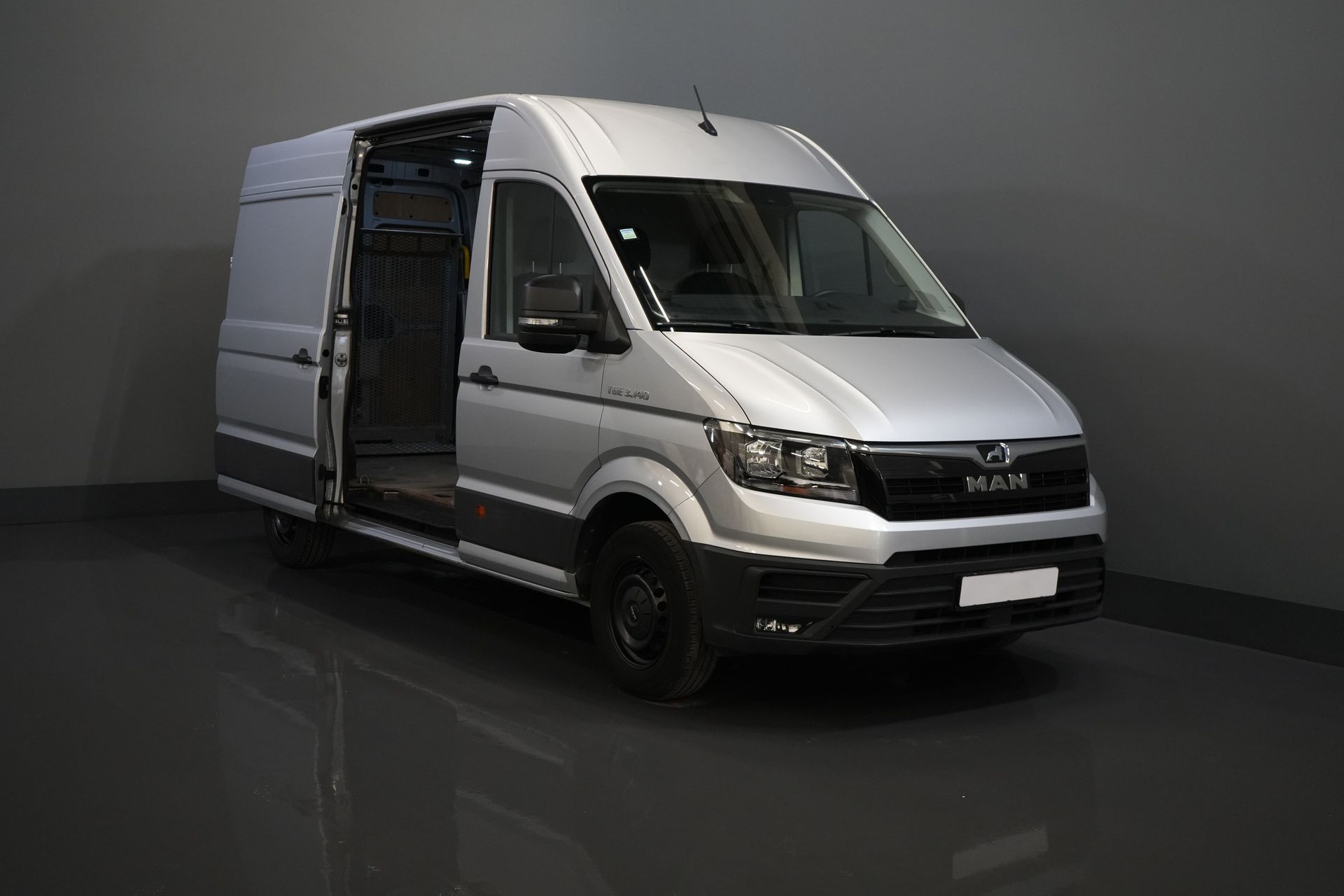 MAN TGE Van 35 2.0 140 CP DSG Aut. L3H3 hayon/ 270Gr. uși/ Gev.stoel/ Carplay/ Cameră/ Cruise