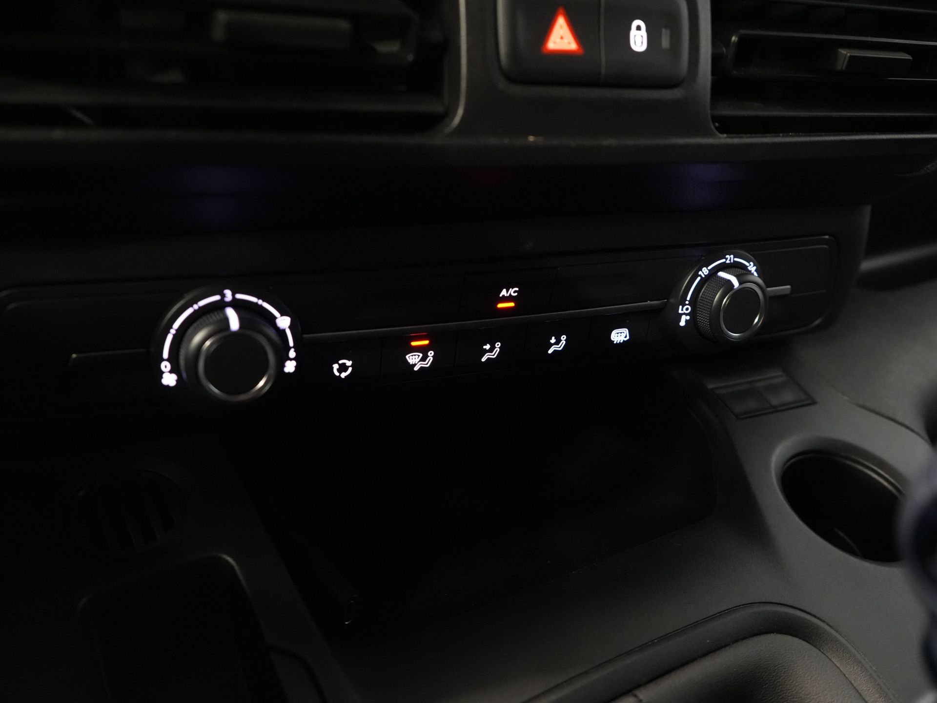 Peugeot Partner Bestelbus 1.5 HDi 100 pk BPM VRIJ Ready2Go 3Pers./ Carplay/ Airco/ Cruise/ Camera/ PDC