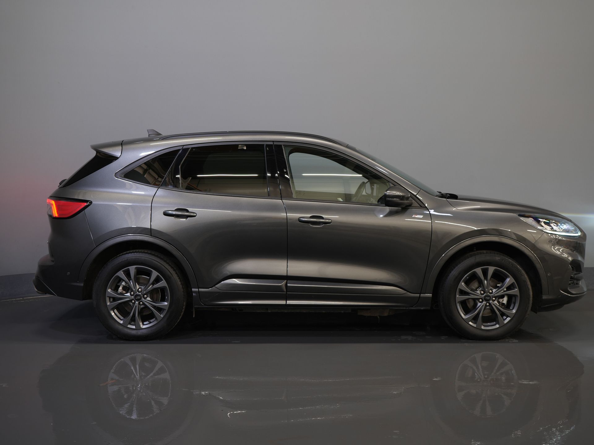 Ford Kuga SUV 2.5 PHEV 225 к.с. ST-Line LED/ Head-Up/ Adapt.cruise/ Підігрів підставки/ Keyless/ Elek.flap/ Stoelverwant/ Steeringverw./ Carplay/ Navi/ Clima