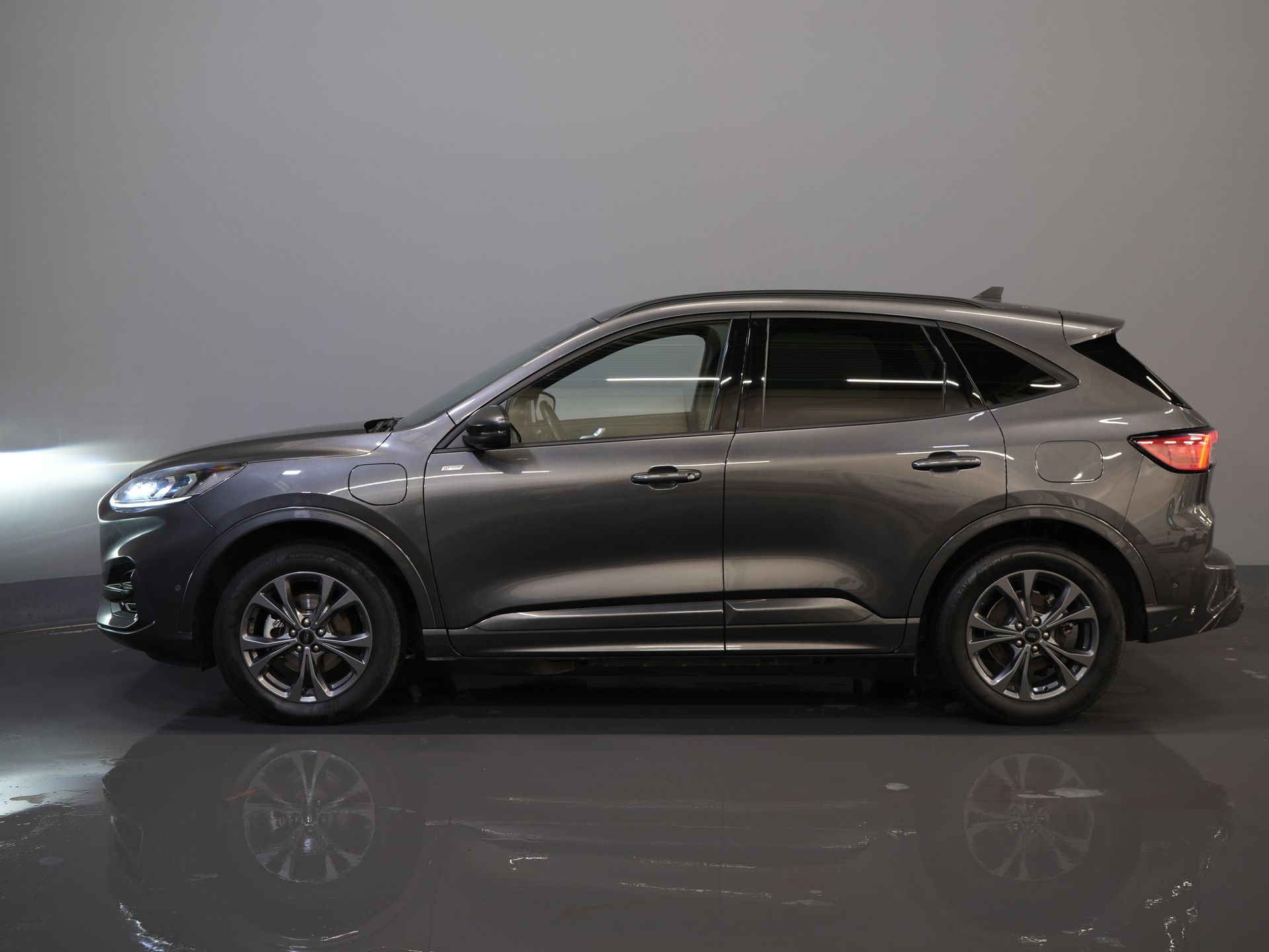 Ford Kuga SUV 2.5 PHEV 225 к.с. ST-Line LED/ Head-Up/ Adapt.cruise/ Підігрів підставки/ Keyless/ Elek.flap/ Stoelverwant/ Steeringverw./ Carplay/ Navi/ Clima