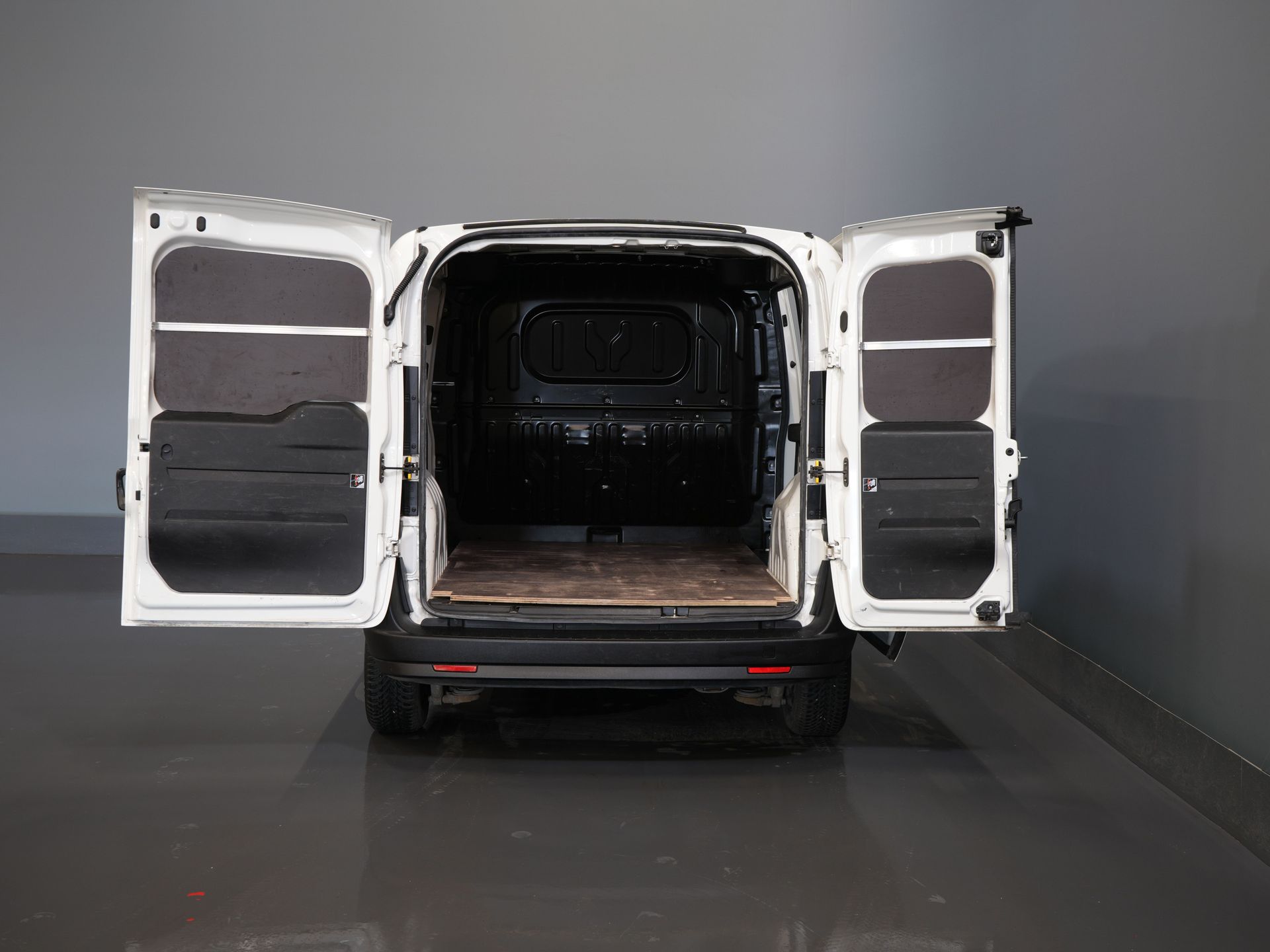 Fiat Dobló Cargo Bestelbus 1.3 MJ BPM VRIJ! 7x Voorraad NL Auto/ Airco/ Bluetooth/ Betimmering