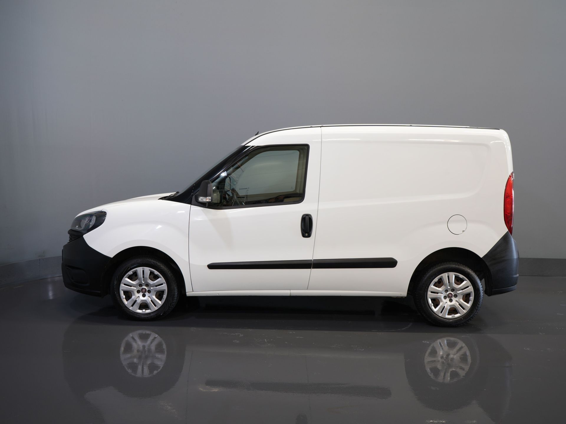 Fiat Dobló Cargo Bestelbus 1.3 MJ BPM VRIJ! 7x Voorraad NL Auto/ Airco/ Bluetooth/ Betimmering