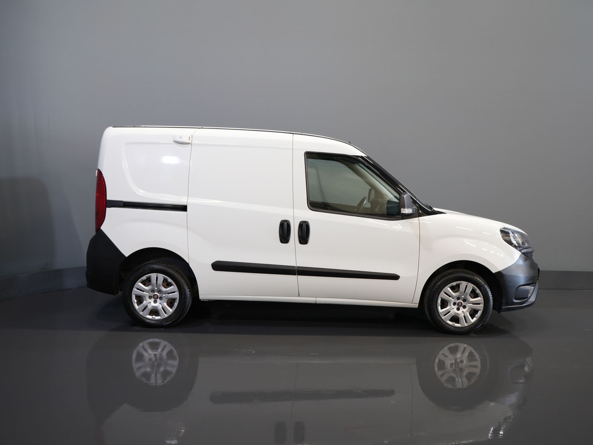 Fiat Dobló Cargo Bestelbus 1.3 MJ BPM VRIJ! 7x Voorraad NL Auto/ Airco/ Bluetooth/ Betimmering