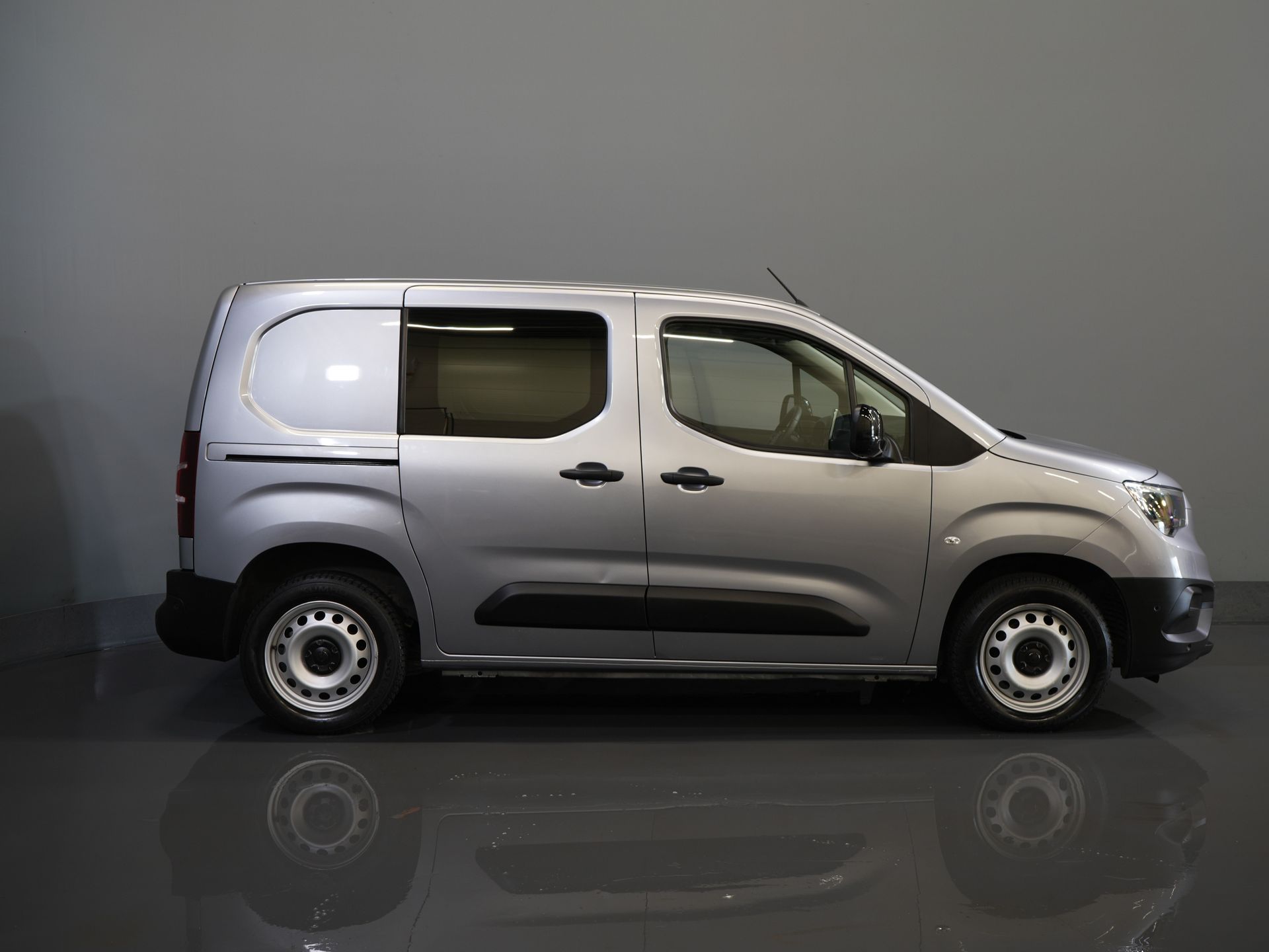 Opel Combo Bestelbus 1.2 Turbo BENZINE 3Pers./ Carplay/ Navi/ Camera/ PDC/ Cruise/ Airco