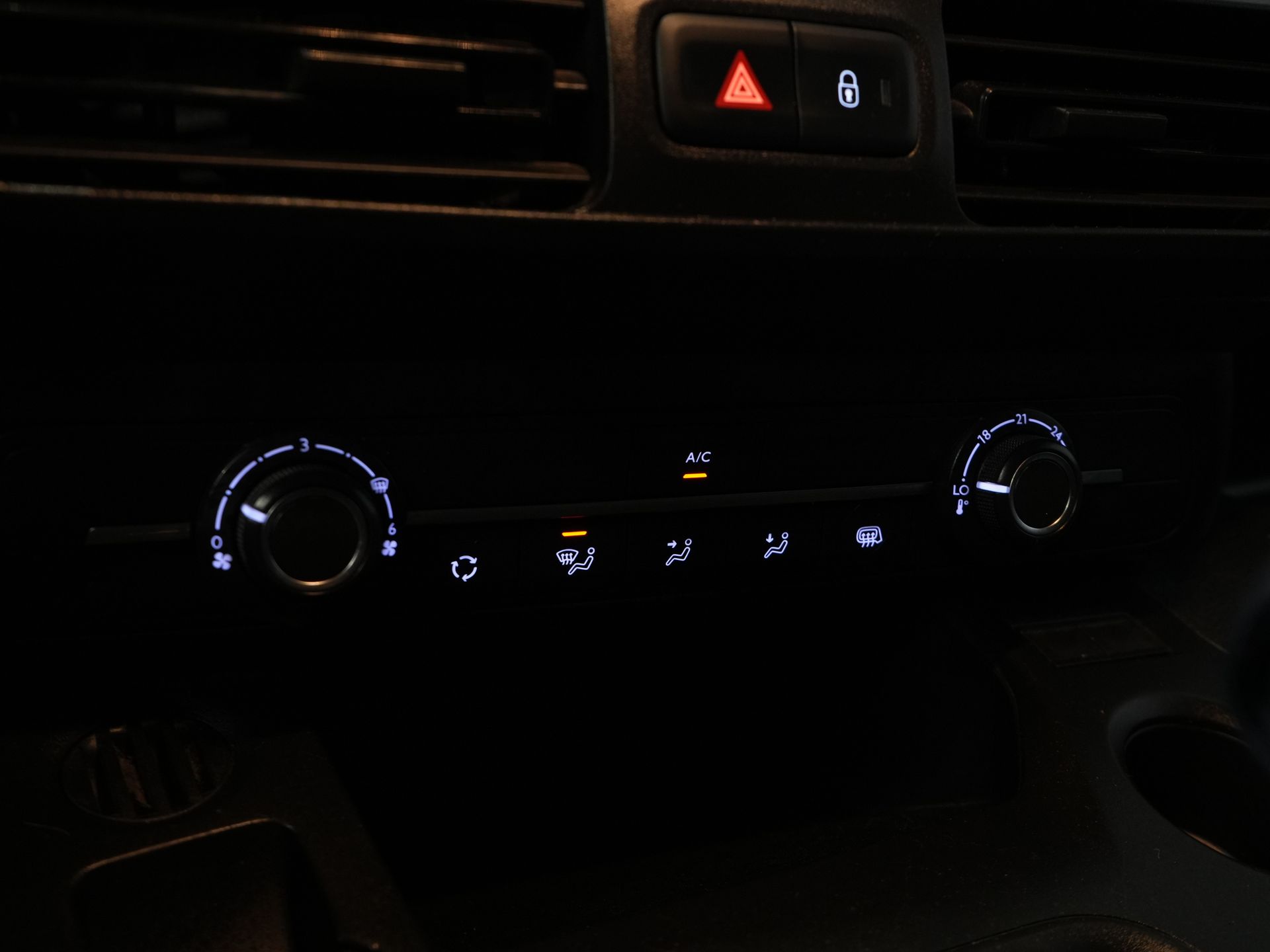 Opel Combo Bestelbus 1.2 Turbo BENZINE 3Pers./ Carplay/ Navi/ Camera/ PDC/ Cruise/ Airco