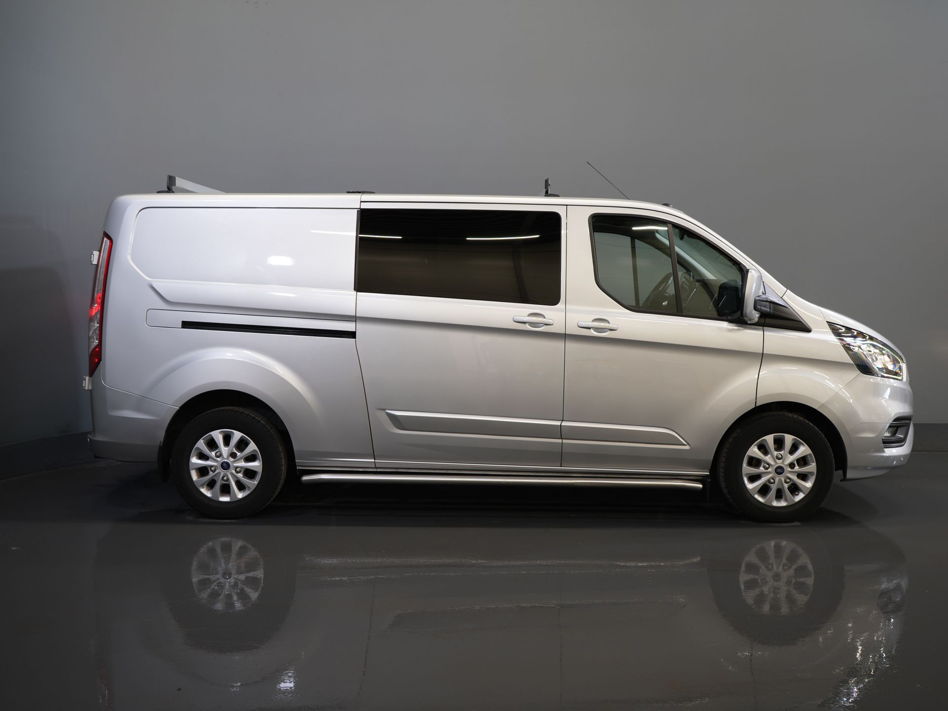 Ford Transit Custom Bestelbus 2.0 TDCI 130 pk L2 Limited DC Dubbel Cabine 2xSchuifdeur/ Stoelverw./ Carplay/ Cruise/ PDC/ Camera/ Navi/ Trekhaak/ Alarm III