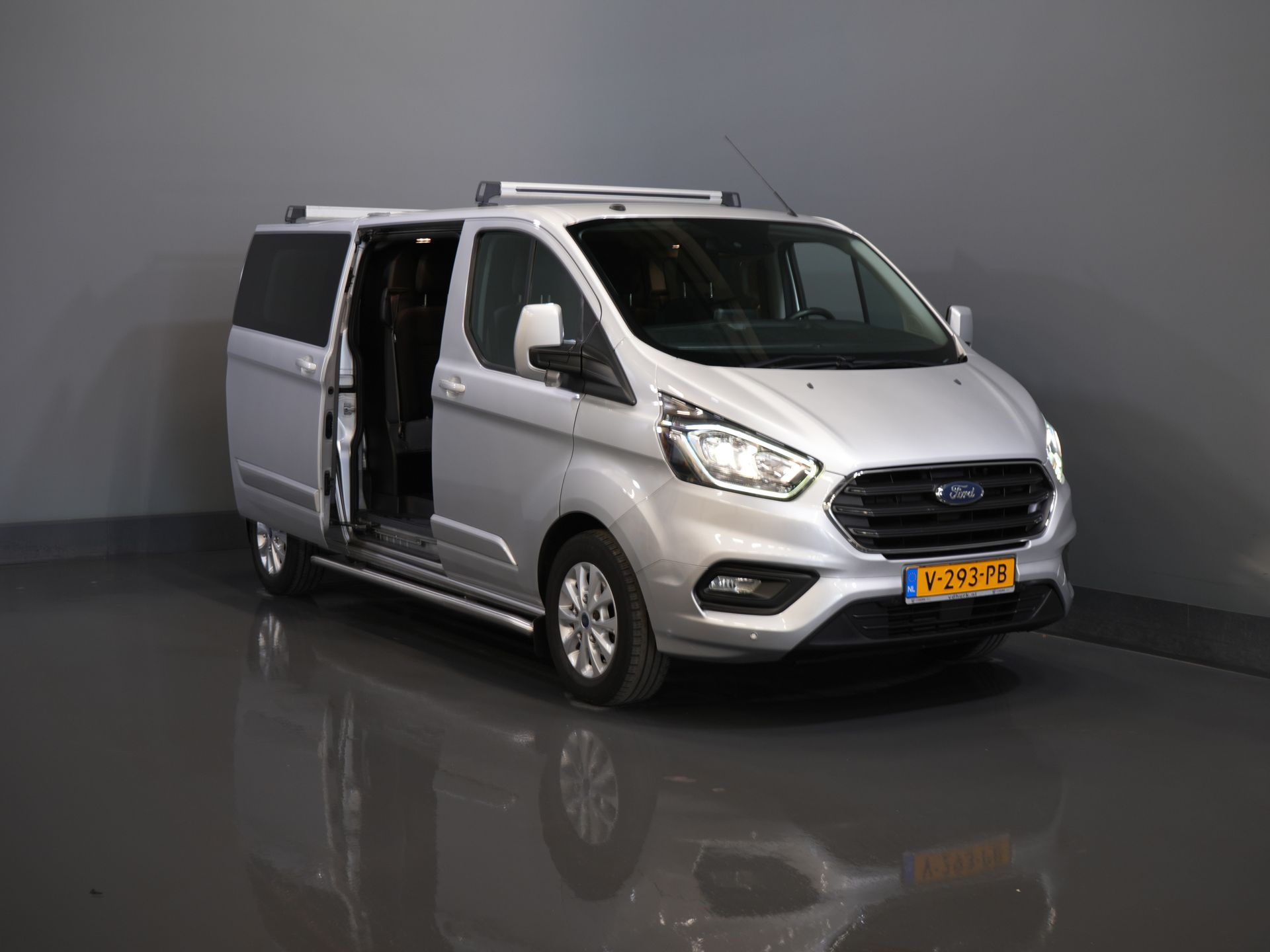 Ford Transit Custom Bestelbus 2.0 TDCI 130 pk L2 Limited DC Dubbel Cabine 2xSchuifdeur/ Stoelverw./ Carplay/ Cruise/ PDC/ Camera/ Navi/ Trekhaak/ Alarm III