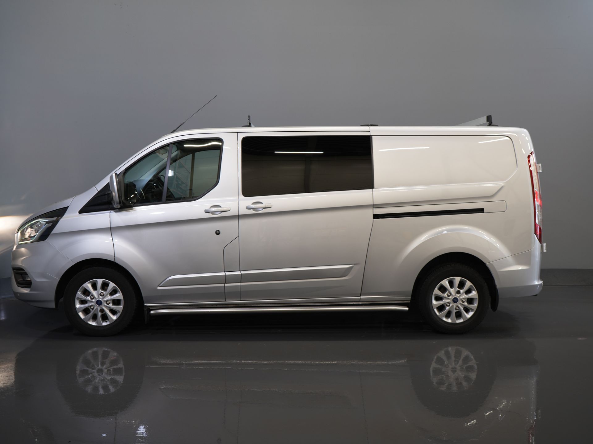 Ford Transit Custom Bestelbus 2.0 TDCI 130 pk L2 Limited DC Dubbel Cabine 2xSchuifdeur/ Stoelverw./ Carplay/ Cruise/ PDC/ Camera/ Navi/ Trekhaak/ Alarm III