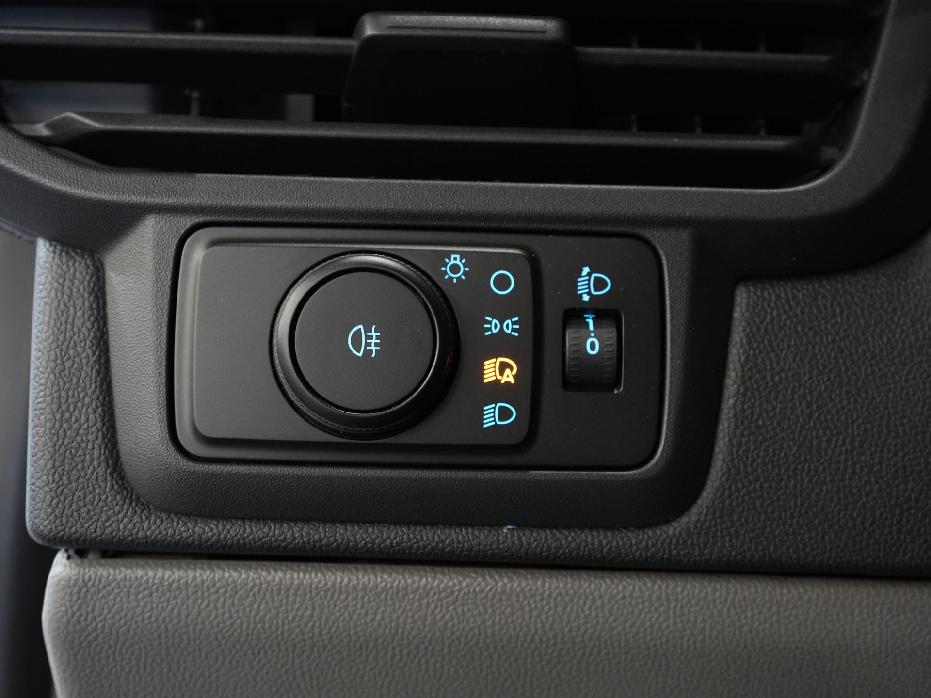 Ford E-Transit Custom Bestelbus 320 L2 65 kWh 330 km WLTP 2.3t Trekverm./ Snellader/ LED/ Standkachel/ Stoelverw./ Stuur.Verw./ Voorruit.Verw./ Carplay/ Camera/