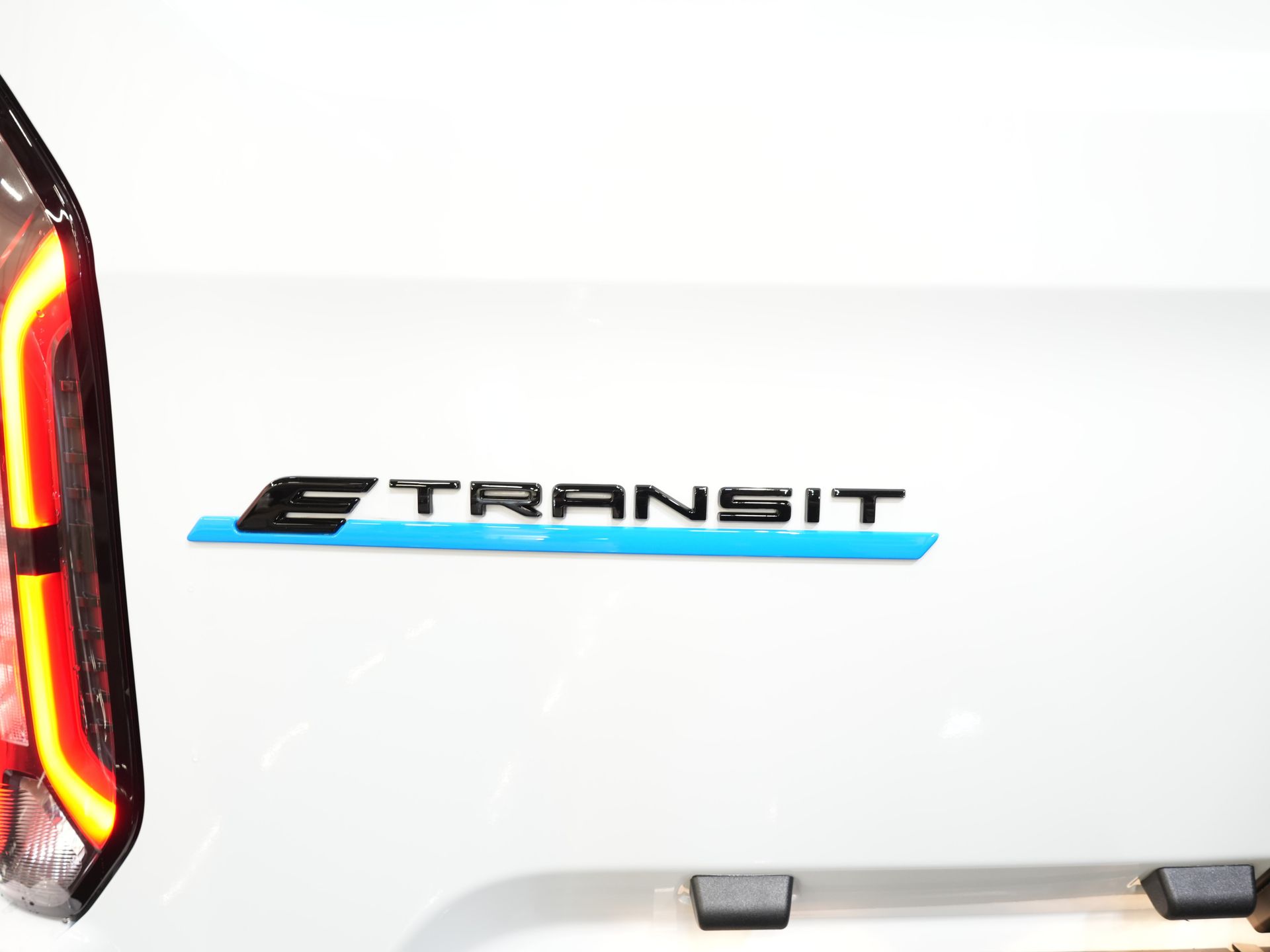 Ford E-Transit Custom Bestelbus 320 L2 65 kWh 330 km WLTP 2.3t Trekverm./ Snellader/ LED/ Standkachel/ Stoelverw./ Stuur.Verw./ Voorruit.Verw./ Carplay/ Camera/