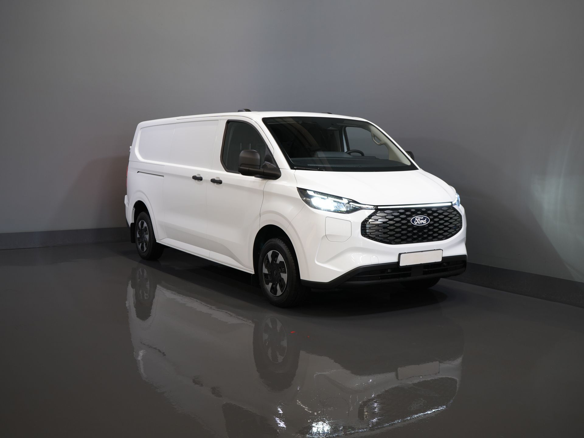 Ford E-Transit Custom Bestelbus 320 L2 65 kWh 330 km WLTP 2.3t Trekverm./ Snellader/ LED/ Standkachel/ Stoelverw./ Stuur.Verw./ Voorruit.Verw./ Carplay/ Camera/